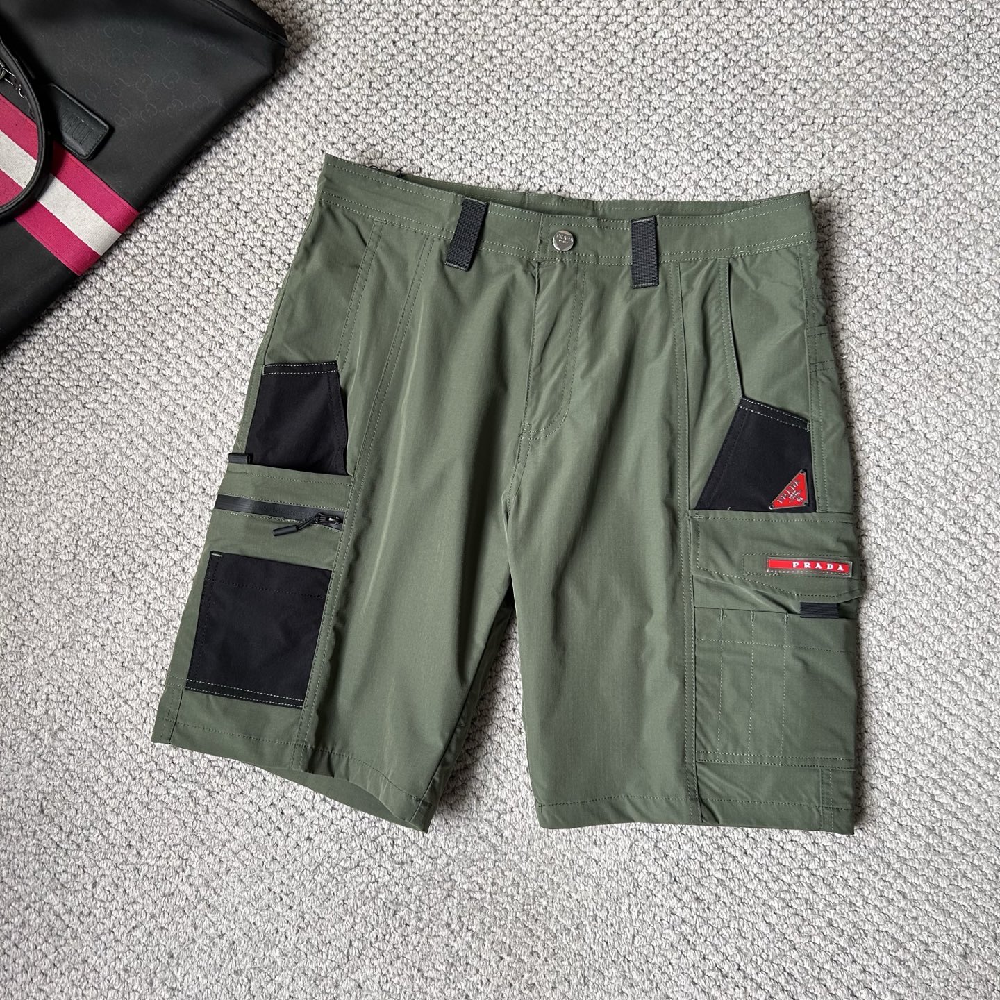 NO:933477,Prad* SS26 early spring and summer men's casual shorts are a versatile item. The elastic waist drawstring design has a soft feel and good shape retention. The low-elastic structure makes the pants just right and not easy to wrinkle!  Code number M-XXXL,,prada,prada,shorts,19860909Prad*普拉达 ss26早春夏款男士休闲短裤,堪称百搭单品,弹性松紧腰边抽绳设计,手感柔软、保型性好、低弹丝的构造使裤身弹性恰到好处,并且不易起皱！码数M-XXXL,,prada,prada,shorts,,Men's clothing