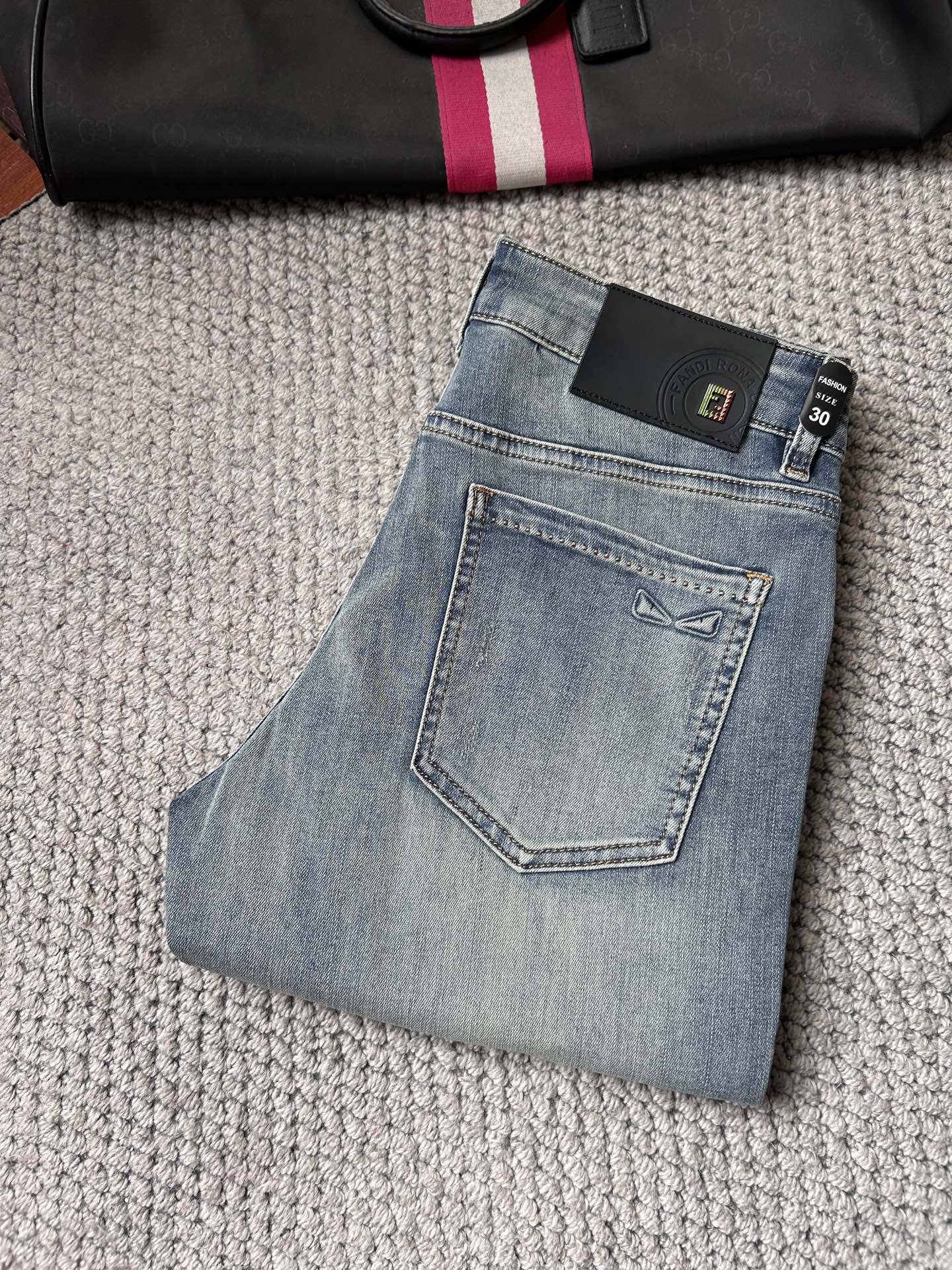 NO:907989,Fendi 2016 official website high-end new products, a few original and cool jeans, 100% original, versatile artifact!  This year's latest popular style design is made of denim fabric made of imported Turkish cotton. It is comfortable on the upper body and has a tall and stylish tailoring design!  Low-key yet luxurious, with a super-feeling upper body that is exquisite and lively, simplicity is beauty. It is perfect for everything, a must-have item for handsome men!  Original logo personality, fashion, charm, size 29-38, fendi, jeans,19860909芬迪2016官网高端新品原单少数帅爆牛仔裤,百分百原单 百搭神器！今年最新流行的风格设计款式,采用进口土耳其的棉花制作成的单宁布,上身舒适,剪裁设计挺拔有型！低调不失奢华 超有feel上身精致跃然,简单就是美.完爆一切,型男必备单品！原版logo个性 时尚 魅力码数29-38,,fendi,jeans,,Men's clothing