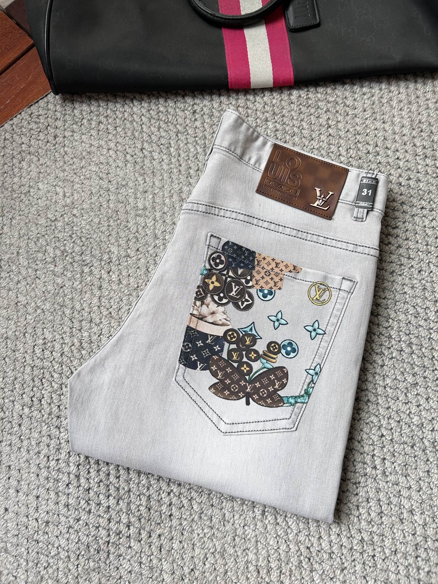 NO:907386,LV's men's jeans are the brand's single product that combines simple texture and iconic details. It is made of high-density stretch denim fabric, which is soft to the touch and has good wrinkle resistance and wear resistance, and is not easy to fade and deform. The luxury classic brand element LOGO is paired with low-key pure black pants to hide the brand identification.  It's classy and the details show a light and luxurious texture. The slim tapered cut fits the leg line and can modify the shape of the legs. It is suitable for a variety of combinations such as casual shoes and formal leather shoes. Whether it is daily commuting or light social scenes, it can easily enhance the sense of luxury. It is a versatile item in the wardrobe that is both practical and luxurious!  Size 29-38, yes 35/no 37,,louis vuitton,jeans,19860909LV‘’男士牛仔裤,属于品牌兼具简约质感与标志性细节的单品.它采用高密弹力牛仔面料,触感柔软且兼具良好的抗皱性与耐磨性,不易褪色变形.奢华经典品牌元素LOGO搭配在低调的纯黑裤身上暗藏品牌辨识度,细节处彰显轻奢质感.修身锥形剪裁贴合腿部线条,能修饰腿型,适配休闲鞋履与正装皮鞋等多种搭配,无论是日常通勤还是轻社交场景,都能轻松提升造型的高级感,是衣橱中兼具实用性与奢华感的百搭单品！尺码29-38,有35/无37,,louis vuitton,jeans,,Men's clothing