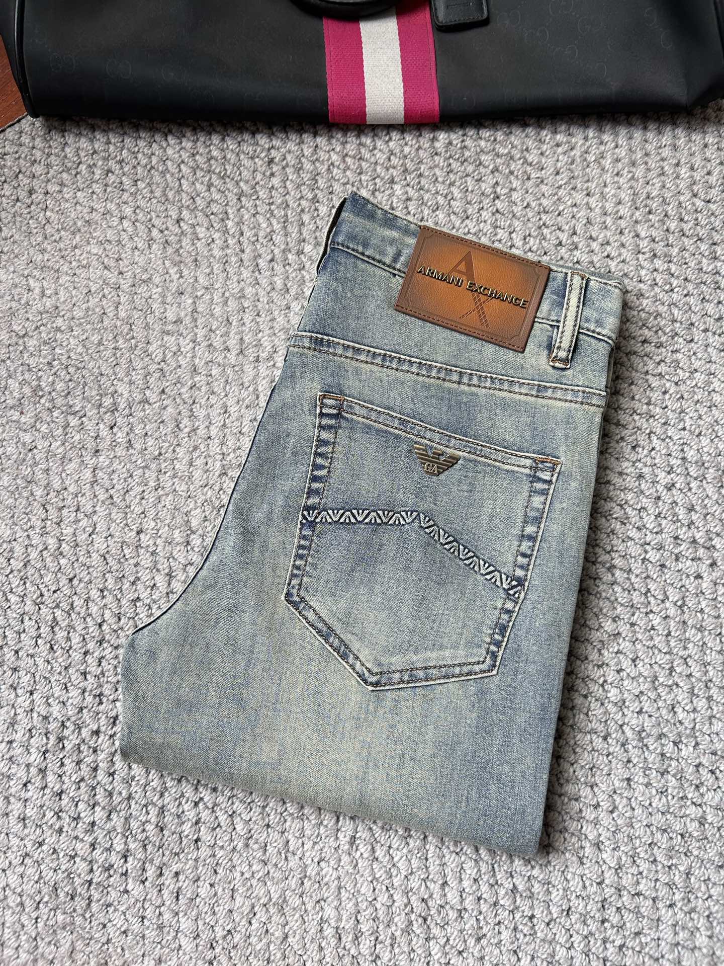 NO:907380,Arma's men's jeans are the brand's single product that combines simple texture and iconic details. It is made of high-density stretch denim fabric, which is soft to the touch and has good wrinkle resistance and wear resistance, and is not easy to fade and deform. The luxurious classic brand element LOGO is paired with low-key pure black pants to hide the brand identification.  It's classy and the details show a light and luxurious texture. The slim tapered cut fits the leg line and can modify the shape of the legs. It is suitable for a variety of combinations such as casual shoes and formal leather shoes. Whether it is daily commuting or light social scenes, it can easily enhance the sense of luxury. It is a versatile item in the wardrobe that is both practical and luxurious!  Size 29-38, yes 35/no 37,,jeans,19860909阿玛‘’男士牛仔裤,属于品牌兼具简约质感与标志性细节的单品.它采用高密弹力牛仔面料,触感柔软且兼具良好的抗皱性与耐磨性,不易褪色变形.奢华经典品牌元素LOGO搭配在低调的纯黑裤身上暗藏品牌辨识度,细节处彰显轻奢质感.修身锥形剪裁贴合腿部线条,能修饰腿型,适配休闲鞋履与正装皮鞋等多种搭配,无论是日常通勤还是轻社交场景,都能轻松提升造型的高级感,是衣橱中兼具实用性与奢华感的百搭单品！尺码29-38,有35/无37,,jeans,,Men's clothing