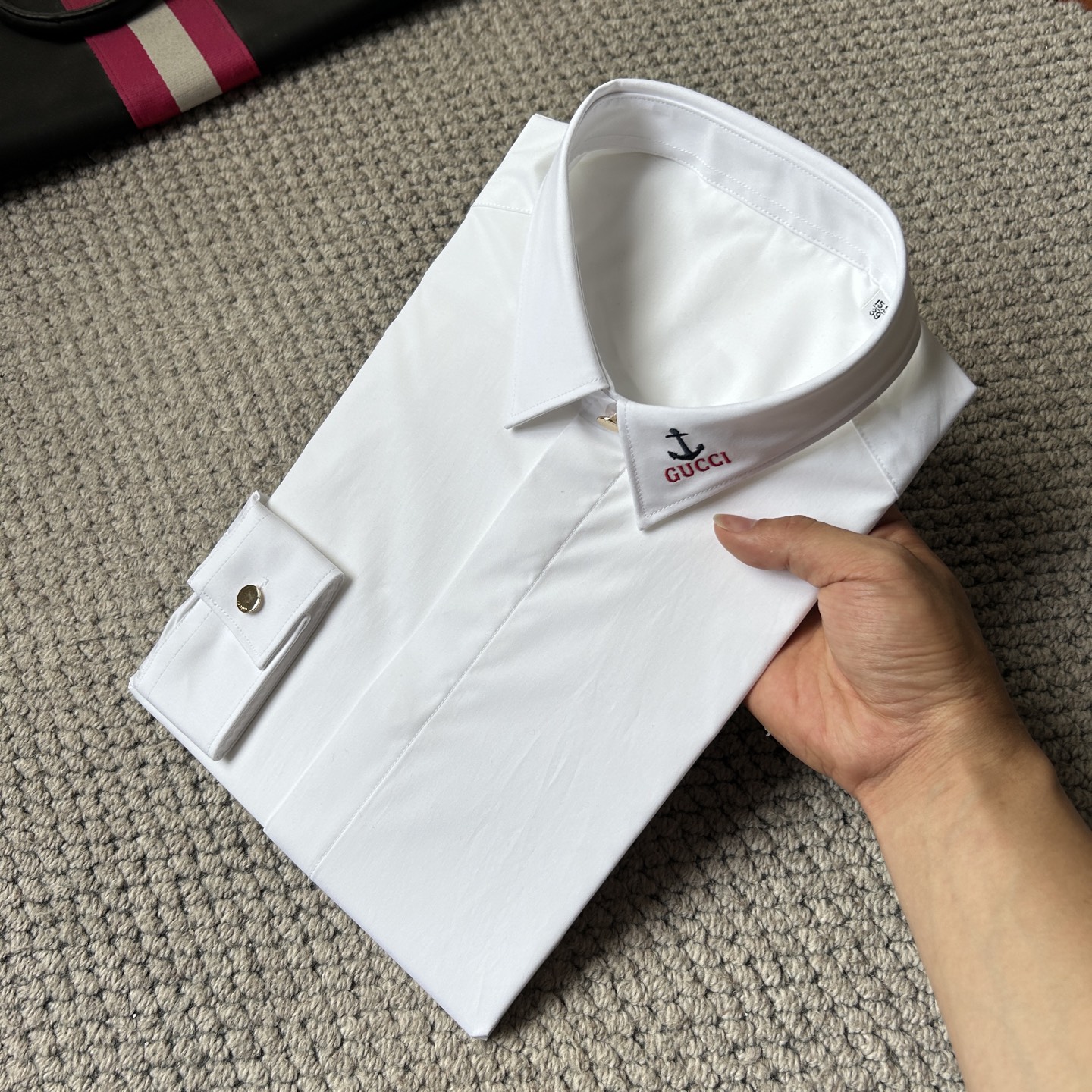 NO:877484,Du. Gucci is a must-have new style original men's casual shirt. High-end customization. High-end version. Fashionable and versatile imported fabrics. Super soft and delicate feel. Skin-friendly and comfortable to wear. High-end boutique. The OEM factory makes the upper body finely. It is a must-have item for men. Three complete standards. Size M-3XL, shirts,19860909独.古奇 砸锅卖铁都要上的新款新款原单男士休闲衬衫 高端定制 高端版本 时尚百搭爆款进口面料 手感超柔软细腻 穿着亲肤舒适 高端精品 代工厂精细做上身非常赞 男士必备单品 三标齐全 码数M-3XL,,shirts,,Men's clothing