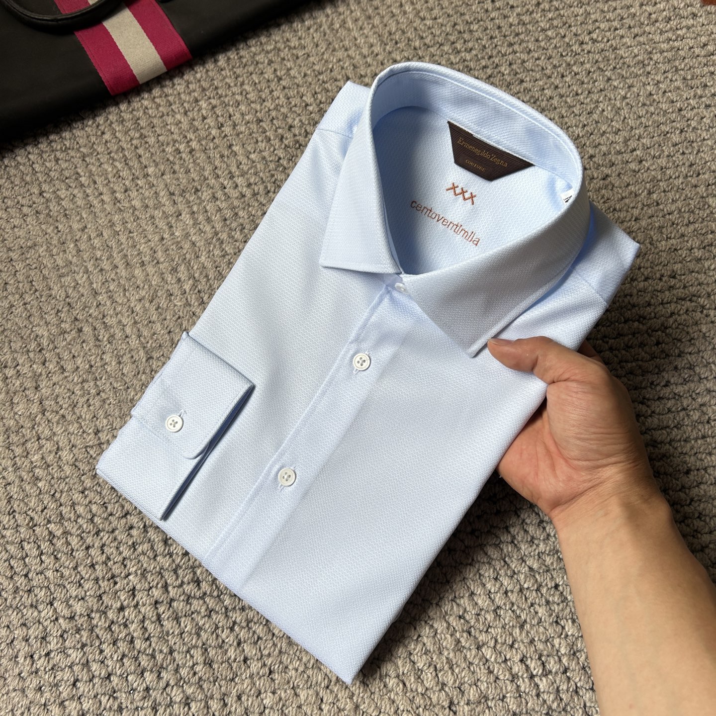 NO:877487,Zegna is a must-have new model of original men's casual shirts. High-end customization. High-end version. Fashionable and versatile imported fabrics. Super soft and delicate feel. Skin-friendly and comfortable to wear. High-end boutique. The upper body is finely made by the OEM. It is a must-have item for men. Three standards are complete. Size M-3XL,,zegna,shirts,19860909独.杰尼亚 砸锅卖铁都要上的新款新款原单男士休闲衬衫 高端定制 高端版本 时尚百搭爆款进口面料 手感超柔软细腻 穿着亲肤舒适 高端精品 代工厂精细做上身非常赞 男士必备单品 三标齐全 码数M-3XL,,zegna,shirts,,Men's clothing