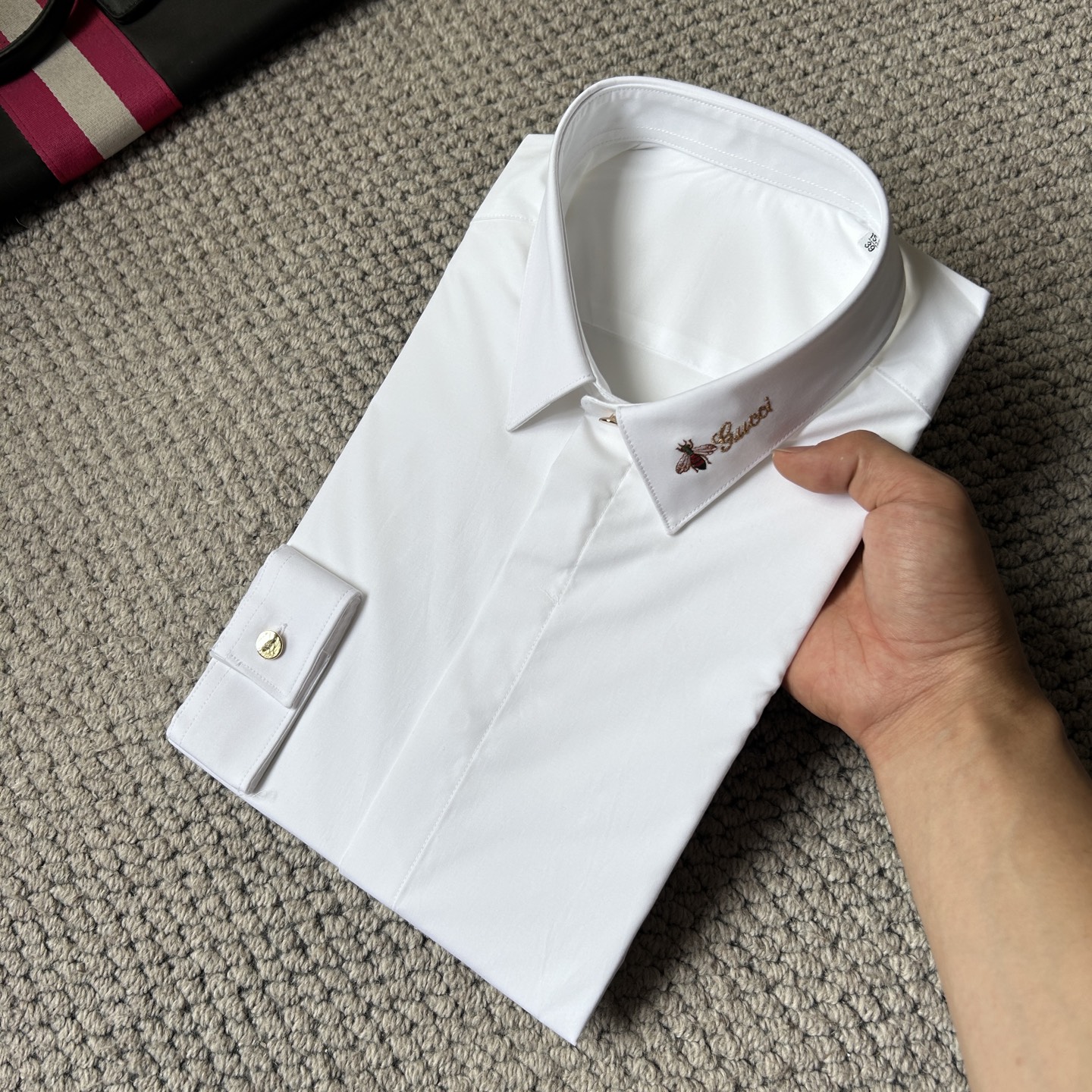 NO:877462,.Gucci's new style original men's casual shirt that is sold in every market. High-end customization. High-end version. Fashionable and versatile imported fabrics. Super soft and delicate feel. Skin-friendly and comfortable to wear. High-end boutique. The upper body is made with precision by the factory. A must-have item for men. Complete with three standards. Size M-3XL, shirts,19860909.古奇‘’ 砸锅卖铁都要上的新款新款原单男士休闲衬衫 高端定制 高端版本 时尚百搭爆款进口面料 手感超柔软细腻 穿着亲肤舒适 高端精品 代工厂精细做上身非常赞 男士必备单品 三标齐全 码数M-3XL,,shirts,,Men's clothing