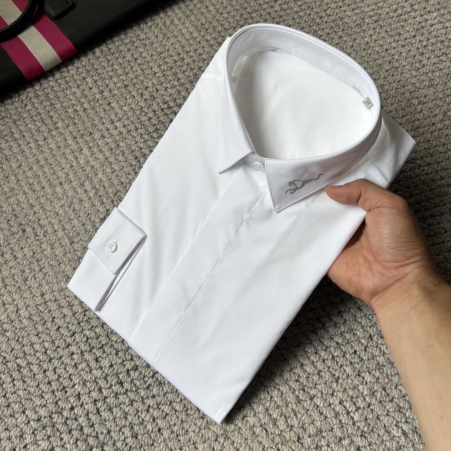 NO:877465,.dr‘’ A must-have new model of original men’s casual shirts. High-end customization. High-end version. Fashionable and versatile imported fabrics. Super soft and delicate feel. Skin-friendly and comfortable to wear. High-end boutique. The upper body is finely made by the OEM. It’s a must-have item for men. Three complete standards. Size M-3XL, shirts,19860909.dr‘’ 砸锅卖铁都要上的新款新款原单男士休闲衬衫 高端定制 高端版本 时尚百搭爆款进口面料 手感超柔软细腻 穿着亲肤舒适 高端精品 代工厂精细做上身非常赞 男士必备单品 三标齐全 码数M-3XL,,shirts,,Men's clothing