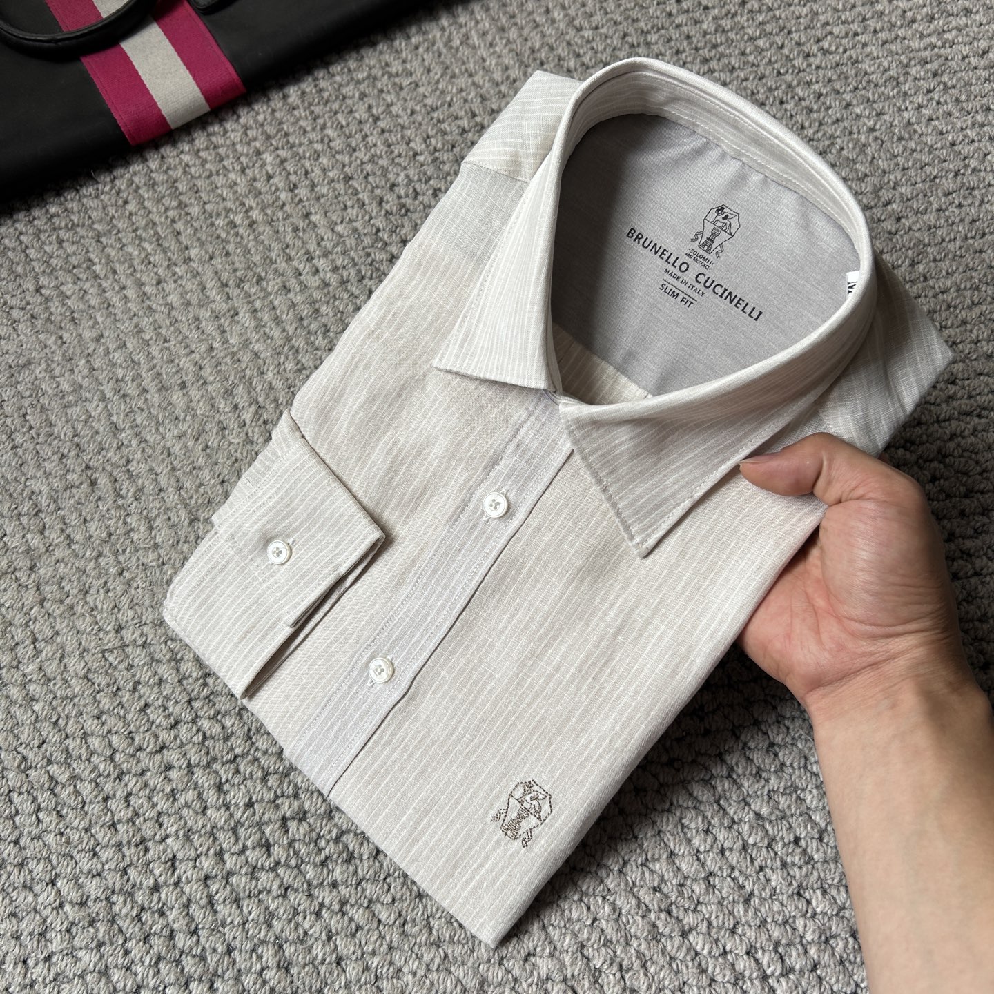 NO:877468,.BC’’ The new and original men’s casual shirts that are sold at any price. High-end customization. High-end version. Fashionable and versatile imported fabrics. Super soft and delicate feel. Skin-friendly and comfortable to wear. High-end boutique. The upper body is exquisitely made by the factory. A must-have item for men. Three complete standards. Size M-3XL, shirts,19860909.BC‘’ 砸锅卖铁都要上的新款新款原单男士休闲衬衫 高端定制 高端版本 时尚百搭爆款进口面料 手感超柔软细腻 穿着亲肤舒适 高端精品 代工厂精细做上身非常赞 男士必备单品 三标齐全 码数M-3XL,,shirts,,Men's clothing