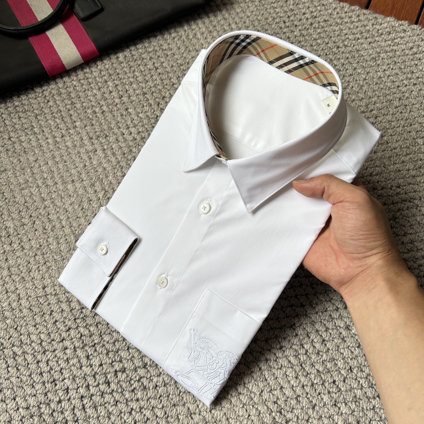 NO:877478,.Baba's new style of original men's casual shirt is a must-have. High-end customization. High-end version. Fashionable and versatile imported fabrics. Super soft and delicate feel. Skin-friendly and comfortable to wear. High-end boutique. The upper body is finely made by the factory. It is a must-have item for men. Complete with three standards. Size M-3XL, Burberry, shirts,19860909.巴宝‘’ 砸锅卖铁都要上的新款新款原单男士休闲衬衫 高端定制 高端版本 时尚百搭爆款进口面料 手感超柔软细腻 穿着亲肤舒适 高端精品 代工厂精细做上身非常赞 男士必备单品 三标齐全 码数M-3XL,,burberry,shirts,,Men's clothing