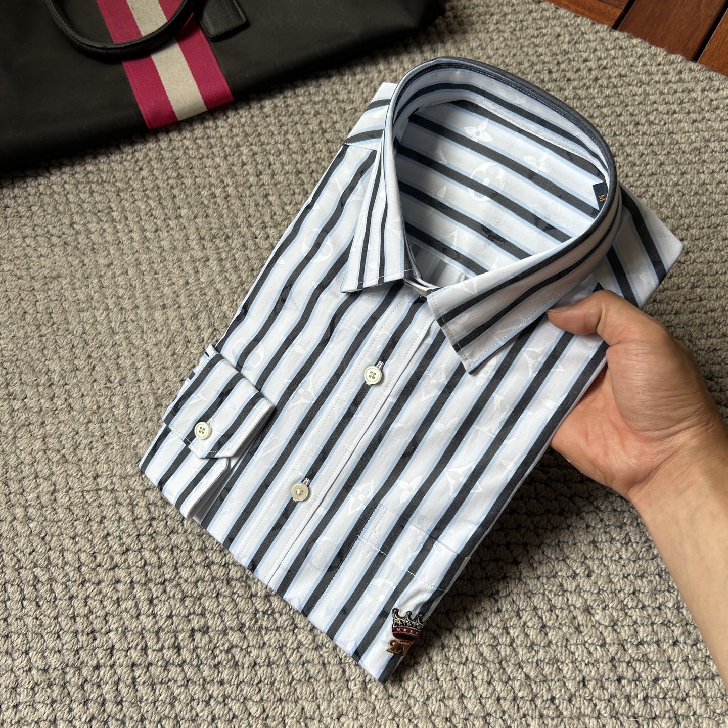 NO:877481,.LV's new original men's casual shirts that are sold in every market. High-end customization. High-end version. Fashionable and versatile imported fabrics. Super soft and delicate feel. Skin-friendly and comfortable to wear. High-end boutique. The upper body is finely made by the factory. It is a must-have item for men. Three complete standards. Size M-3XL, Louis Vuitton, shirts,19860909.LV‘’ 砸锅卖铁都要上的新款新款原单男士休闲衬衫 高端定制 高端版本 时尚百搭爆款进口面料 手感超柔软细腻 穿着亲肤舒适 高端精品 代工厂精细做上身非常赞 男士必备单品 三标齐全 码数M-3XL,,louis vuitton,shirts,,Men's clothing