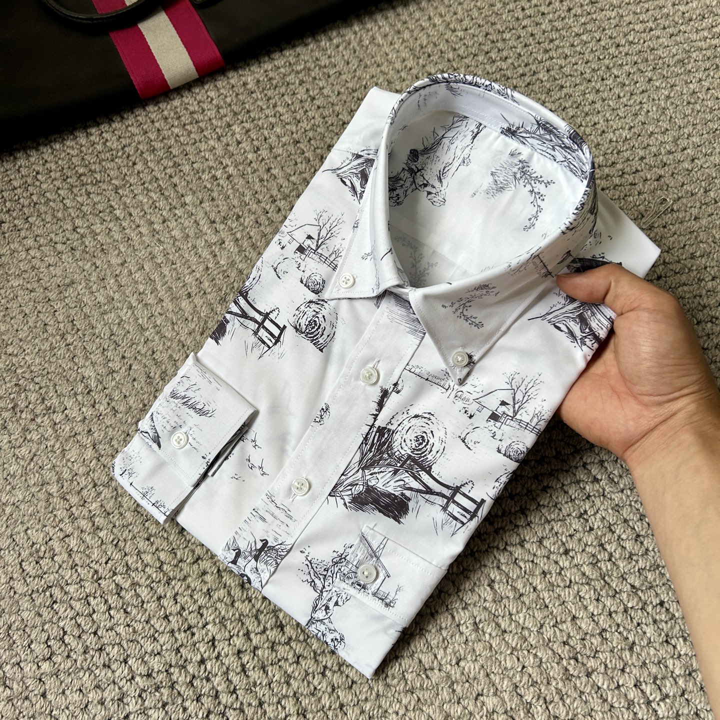 NO:864232,.TB‘’ A must-have new model of original men’s casual shirts. High-end customization. High-end version. Fashionable and versatile imported fabrics. Super soft and delicate feel. Skin-friendly and comfortable to wear. High-end boutique. The upper body is exquisitely made by the factory. A must-have item for men. Three complete standards. Size M-3XL, shirts,19860909.TB‘’ 砸锅卖铁都要上的新款新款原单男士休闲衬衫 高端定制 高端版本 时尚百搭爆款进口面料 手感超柔软细腻 穿着亲肤舒适 高端精品 代工厂精细做上身非常赞 男士必备单品 三标齐全 码数M-3XL,,shirts,,Men's clothing