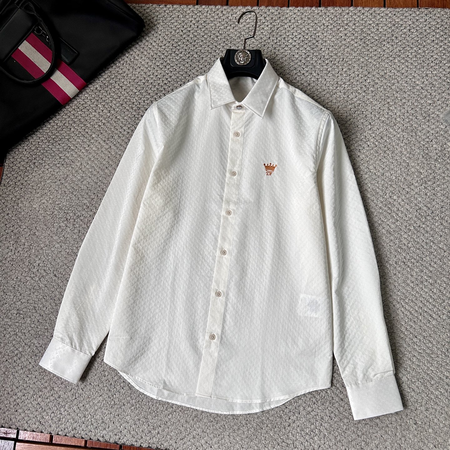 NO:864270,.Louis' new original men's casual shirt is a must-have. High-end customization. High-end version. Fashionable and versatile imported fabrics. Super soft and delicate feel. Skin-friendly and comfortable to wear. High-end boutique. The upper body is finely made by the factory. It is a must-have item for men. Three standards are complete. Size M-3XL, Louis Vuitton, shirts,19860909.路易‘’ 砸锅卖铁都要上的新款新款原单男士休闲衬衫 高端定制 高端版本 时尚百搭爆款进口面料 手感超柔软细腻 穿着亲肤舒适 高端精品 代工厂精细做上身非常赞 男士必备单品 三标齐全 码数M-3XL,,louis vuitton,shirts,,Men's clothing