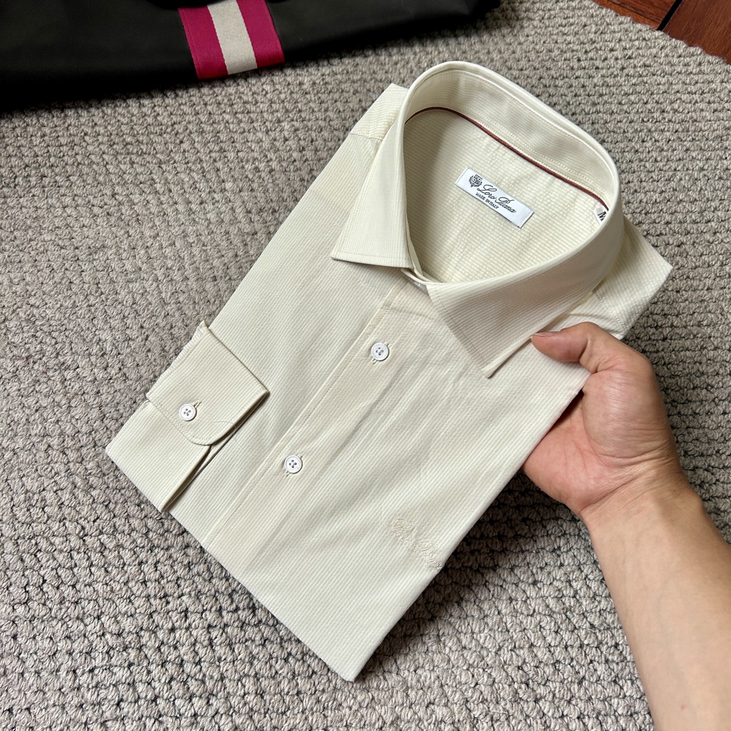 NO:864313,.BC’’ The new and original men’s casual shirts that are sold at any price. High-end customization. High-end version. Fashionable and versatile imported fabrics. Super soft and delicate feel. Skin-friendly and comfortable to wear. High-end boutique. The upper body is exquisitely made by the factory. A must-have item for men. Three complete standards. Size M-3XL, shirts,19860909.BC‘’ 砸锅卖铁都要上的新款新款原单男士休闲衬衫 高端定制 高端版本 时尚百搭爆款进口面料 手感超柔软细腻 穿着亲肤舒适 高端精品 代工厂精细做上身非常赞 男士必备单品 三标齐全 码数M-3XL,,shirts,,Men's clothing