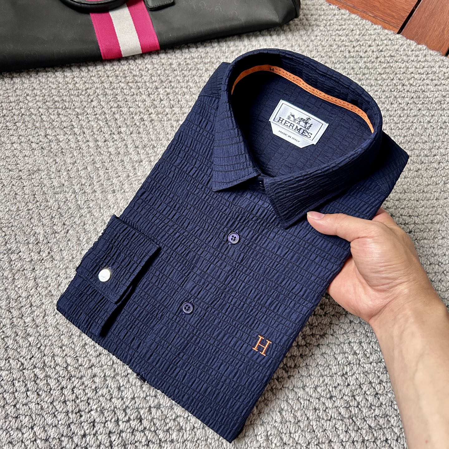 NO:864339,.爱马'', a new style of original men's casual shirt that is sold at all times. High-end customization. High-end version. Fashionable and versatile imported fabrics. Super soft and delicate feel. Skin-friendly and comfortable to wear. High-end boutique. The upper body is finely made by the factory. It is a must-have item for men. Three complete standards. Size M-3XL, hermes, shirts,19860909.爱马‘’ 砸锅卖铁都要上的新款新款原单男士休闲衬衫 高端定制 高端版本 时尚百搭爆款进口面料 手感超柔软细腻 穿着亲肤舒适 高端精品 代工厂精细做上身非常赞 男士必备单品 三标齐全 码数M-3XL,,hermes,shirts,,Men's clothing