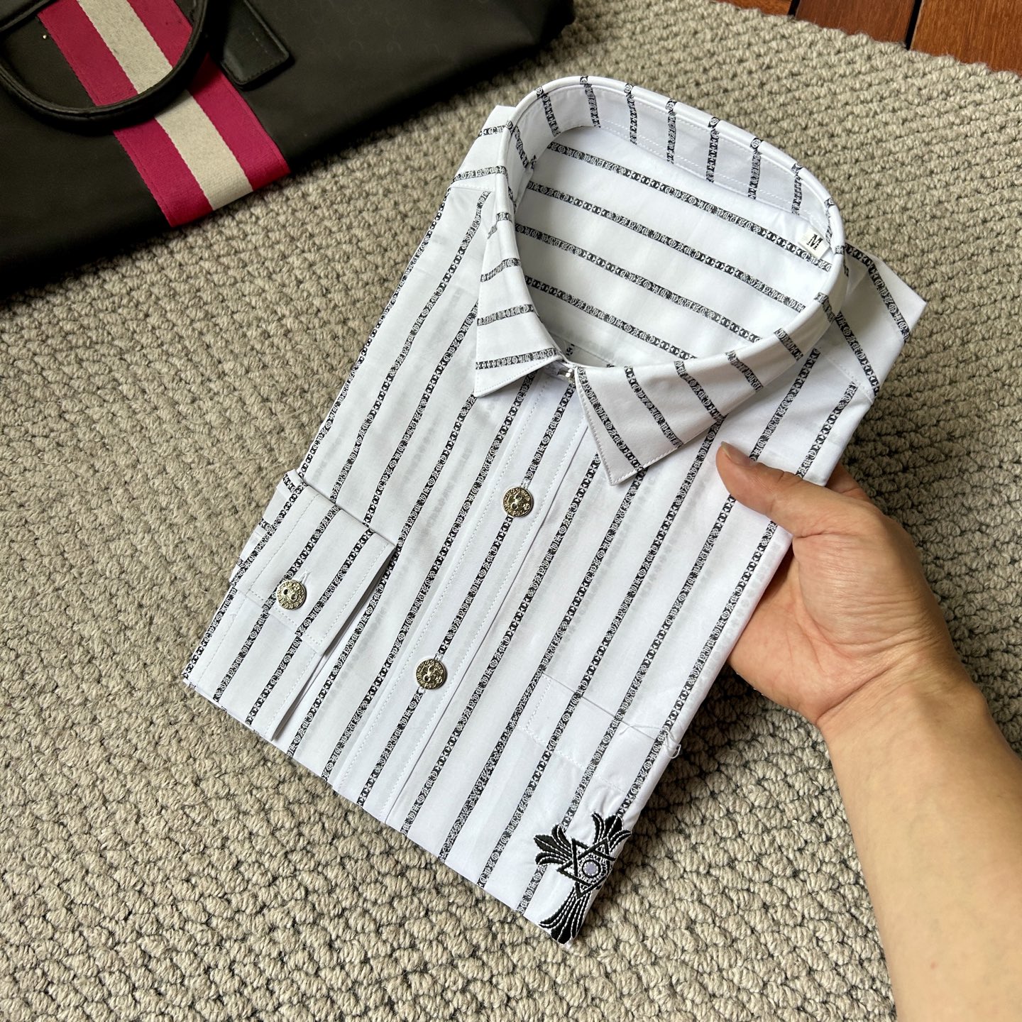 NO:864388,.CRO’’ is a must-have new model of original men’s casual shirts. High-end customization. High-end version. Fashionable and versatile imported fabrics. Super soft and delicate feel. Skin-friendly and comfortable to wear. High-end boutique. The upper body is finely made by the factory. It’s a must-have item for men. Complete with three standards. Size M-3XL, chrome hearts, shirts,19860909.克罗‘’ 砸锅卖铁都要上的新款新款原单男士休闲衬衫 高端定制 高端版本 时尚百搭爆款进口面料 手感超柔软细腻 穿着亲肤舒适 高端精品 代工厂精细做上身非常赞 男士必备单品 三标齐全 码数M-3XL,,chrome hearts,shirts,,Men's clothing