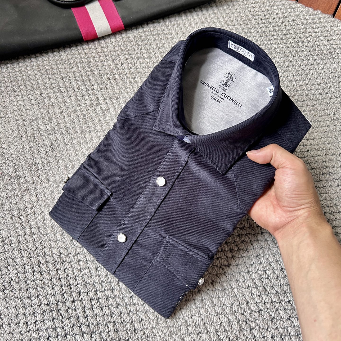 NO:864412,.BC’’ The new and original men’s casual shirts that are sold at any price. High-end customization. High-end version. Fashionable and versatile imported fabrics. Super soft and delicate feel. Skin-friendly and comfortable to wear. High-end boutique. The upper body is exquisitely made by the factory. A must-have item for men. Three complete standards. Size M-3XL, shirts,19860909.BC‘’ 砸锅卖铁都要上的新款新款原单男士休闲衬衫 高端定制 高端版本 时尚百搭爆款进口面料 手感超柔软细腻 穿着亲肤舒适 高端精品 代工厂精细做上身非常赞 男士必备单品 三标齐全 码数M-3XL,,shirts,,Men's clothing
