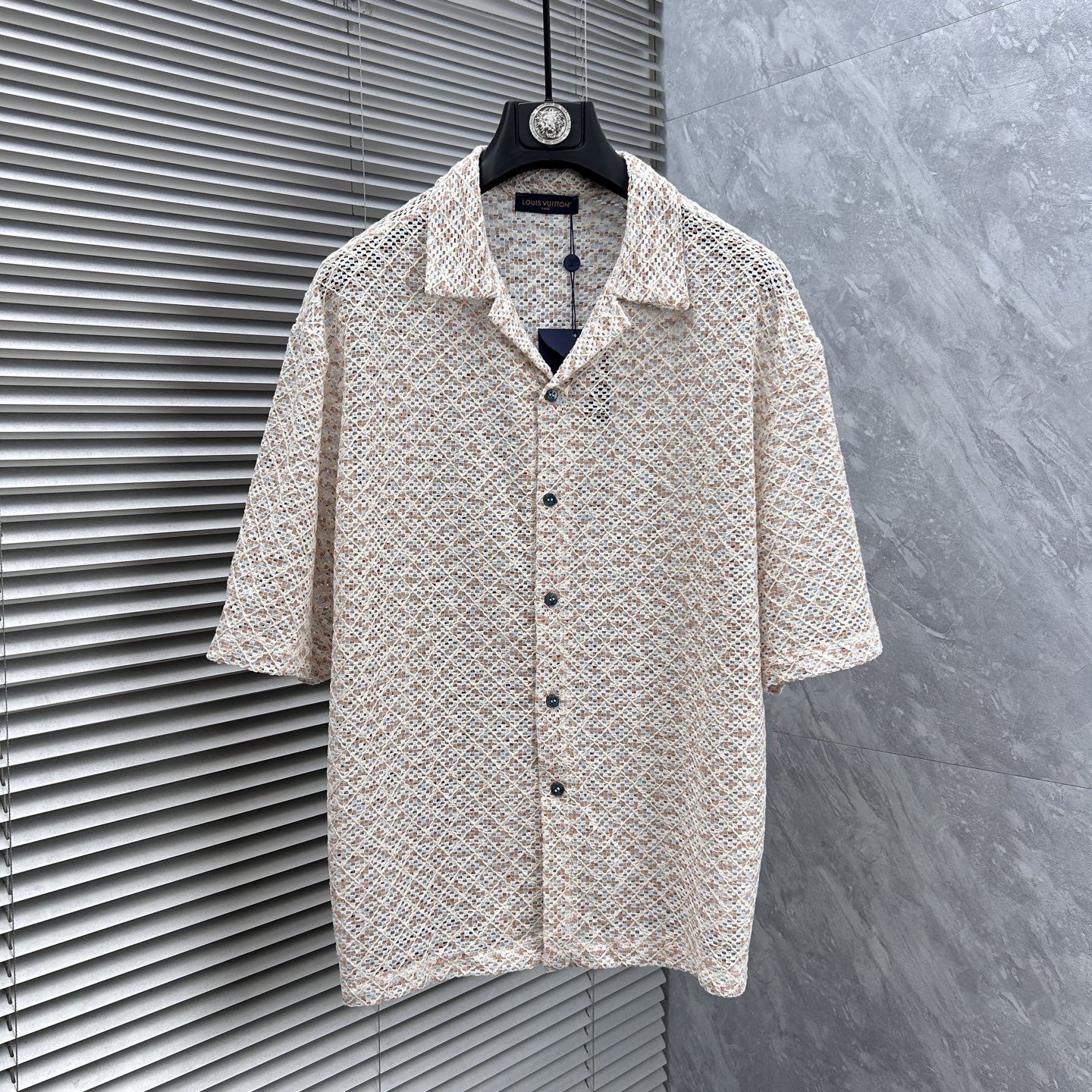 NO:934653,LV's 2026 spring and summer style lapel sweater, truly [old money style], selects highly breathable Tencel fabric, comfortable to wear in summer without being stuffy, crisp and stylish, small logo and heavy craftsmanship, simple but not simple, high-end Tencel wool sweater short-sleeved, solid color, simple, fashionable yet luxurious, quality is beyond doubt, the upper body effect is great, size M-4XL, shipped next day,, louis vuitton, T-shirt,19860909LV‘’2026春夏款翻领针织衫,真正【老钱风】甄选高度透气天丝面料,夏季穿着舒服不闷热,版型挺括有型,小logo重工艺搭配简约不简单,高端级天丝羊毛衫短袖 纯色简约 时尚不失奢华 品质毋庸置疑 上身效果超赞,尺码M-4XL,隔天出货,,louis vuitton,T-shirt,,Men's clothing
