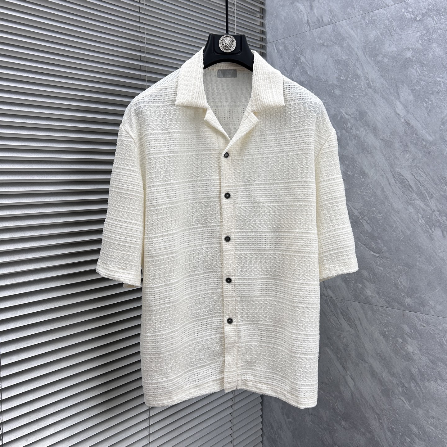 NO:908337,DR‘’2026 spring and summer style lapel sweater, true [old money style] selected highly breathable Tencel fabric, comfortable and not stuffy to wear in summer, crisp and stylish, small logo and heavy craftsmanship, simple and not simple, high-end Tencel wool sweater short-sleeved, solid color and simple, fashionable yet luxurious, quality is unquestionable, the upper body effect is great, size M-4XL, shipped next day,, T-shirt,19860909DR‘’2026春夏款翻领针织衫,真正【老钱风】甄选高度透气天丝面料,夏季穿着舒服不闷热,版型挺括有型,小logo重工艺搭配简约不简单,高端级天丝羊毛衫短袖 纯色简约 时尚不失奢华 品质毋庸置疑 上身效果超赞,尺码M-4XL,隔天出货,,T-shirt,,Men's clothing