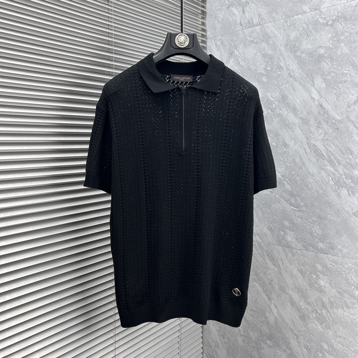 NO:908343,LV's 2026 spring and summer style lapel sweater, truly [old money style], selects highly breathable Tencel fabric, comfortable to wear in summer without being stuffy, crisp and stylish, small logo and heavy craftsmanship, simple but not simple, high-end Tencel wool sweater short-sleeved, solid color, simple, fashionable yet luxurious, quality is beyond doubt, the upper body effect is great, size M-4XL, shipped next day,, louis vuitton, T-shirt,19860909LV‘’2026春夏款翻领针织衫,真正【老钱风】甄选高度透气天丝面料,夏季穿着舒服不闷热,版型挺括有型,小logo重工艺搭配简约不简单,高端级天丝羊毛衫短袖 纯色简约 时尚不失奢华 品质毋庸置疑 上身效果超赞,尺码M-4XL,隔天出货,,louis vuitton,T-shirt,,Men's clothing