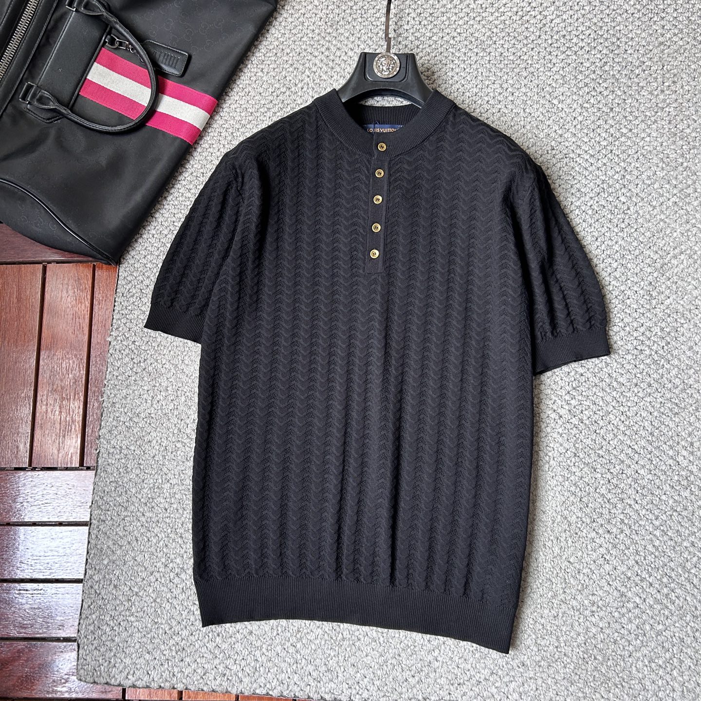 NO:905907,LV2026 spring and summer style lapel sweater, true [old money style] selected highly breathable Tencel fabric, comfortable and not stuffy to wear in summer, crisp and stylish, small logo and heavy craftsmanship, simple and not simple, high-end Tencel sweater short-sleeved, pure color, simple, fashionable yet luxurious, quality is unquestionable, the upper body effect is great, size M-4XL, shipped the next day, louis vuitton, T-shirt,19860909LV2026春夏款翻领针织衫,真正【老钱风】甄选高度透气天丝面料,夏季穿着舒服不闷热,版型挺括有型,小logo重工艺搭配简约不简单,高端级天丝羊毛衫短袖 纯色简约 时尚不失奢华 品质毋庸置疑 上身效果超赞,尺码M-4XL,隔天出货,,louis vuitton,T-shirt,,Men's clothing