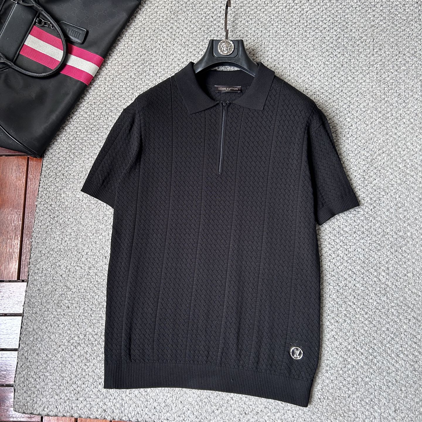 NO:933120,LV 2026 spring and summer lapel sweater (too large), true [old money style] selected highly breathable Tencel fabric, comfortable and not stuffy to wear in summer, crisp and stylish, small logo and heavy craftsmanship, simple and not simple, high-end Tencel wool sweater short-sleeved, solid color and simple, fashionable yet luxurious, quality is undoubtedly great, size M-2XL, shipped next day, louis vuitton, T-shirt,19860909LV 2026春夏款翻领针织衫（偏大）,真正【老钱风】甄选高度透气天丝面料,夏季穿着舒服不闷热,版型挺括有型,小logo重工艺搭配简约不简单,高端级天丝羊毛衫短袖 纯色简约 时尚不失奢华 品质毋庸置疑 上身效果超赞,尺码M-2XL,隔天出货,,louis vuitton,T-shirt,,Men's clothing
