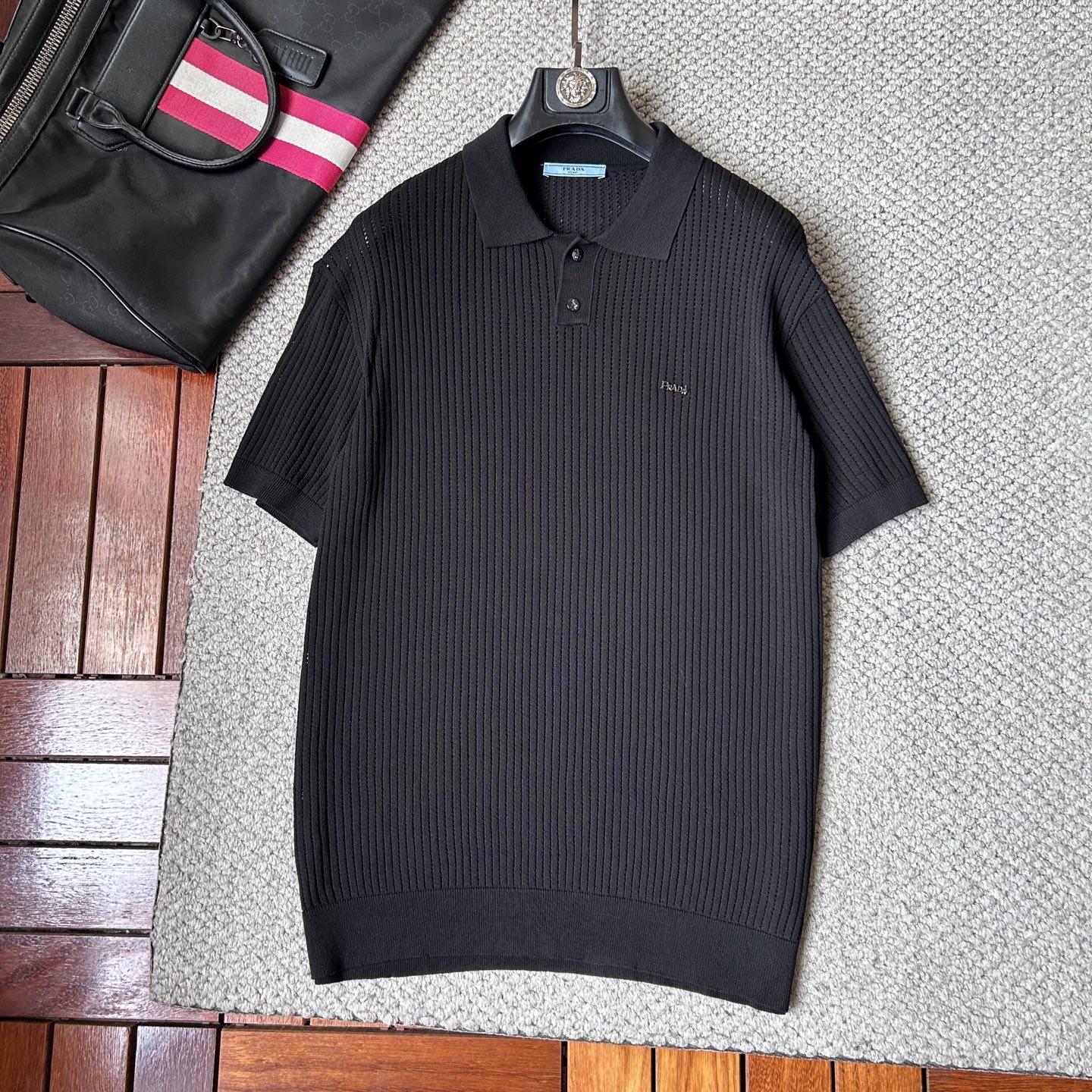 NO:905870,Prada 2026 spring and summer style lapel sweater (too large), true [old money style] selected highly breathable Tencel fabric, comfortable and not stuffy to wear in summer, crisp and stylish, small logo and heavy craftsmanship, simple and not simple, high-end Tencel sweater short-sleeved, solid color and simple, fashionable yet luxurious, quality is undoubtedly great, size M-2XL, shipped next day, prada, T-shirt,19860909普拉达 2026春夏款翻领针织衫（偏大）,真正【老钱风】甄选高度透气天丝面料,夏季穿着舒服不闷热,版型挺括有型,小logo重工艺搭配简约不简单,高端级天丝羊毛衫短袖 纯色简约 时尚不失奢华 品质毋庸置疑 上身效果超赞,尺码M-2XL,隔天出货,,prada,T-shirt,,Men's clothing