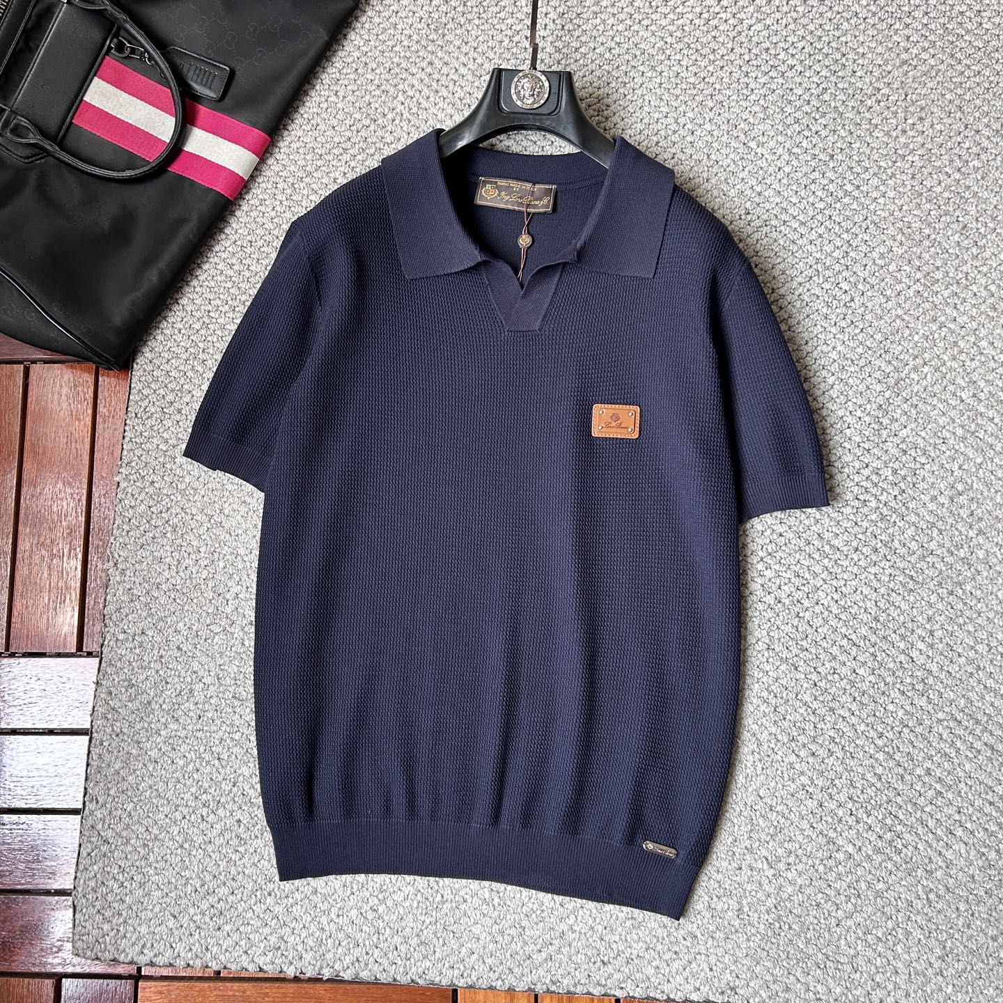 NO:905915,BC 2026 spring and summer style lapel sweater, true [old money style] selected highly breathable Tencel fabric, comfortable and not stuffy to wear in summer, crisp and stylish, small logo and heavy craftsmanship, simple but not simple, high-end Tencel sweater short-sleeved, solid color, simple, fashionable yet luxurious, quality is beyond doubt, the upper body effect is great, size M-4XL, shipped next day,, T-shirt,19860909BC 2026春夏款翻领针织衫,真正【老钱风】甄选高度透气天丝面料,夏季穿着舒服不闷热,版型挺括有型,小logo重工艺搭配简约不简单,高端级天丝羊毛衫短袖 纯色简约 时尚不失奢华 品质毋庸置疑 上身效果超赞,尺码M-4XL,隔天出货,,T-shirt,,Men's clothing