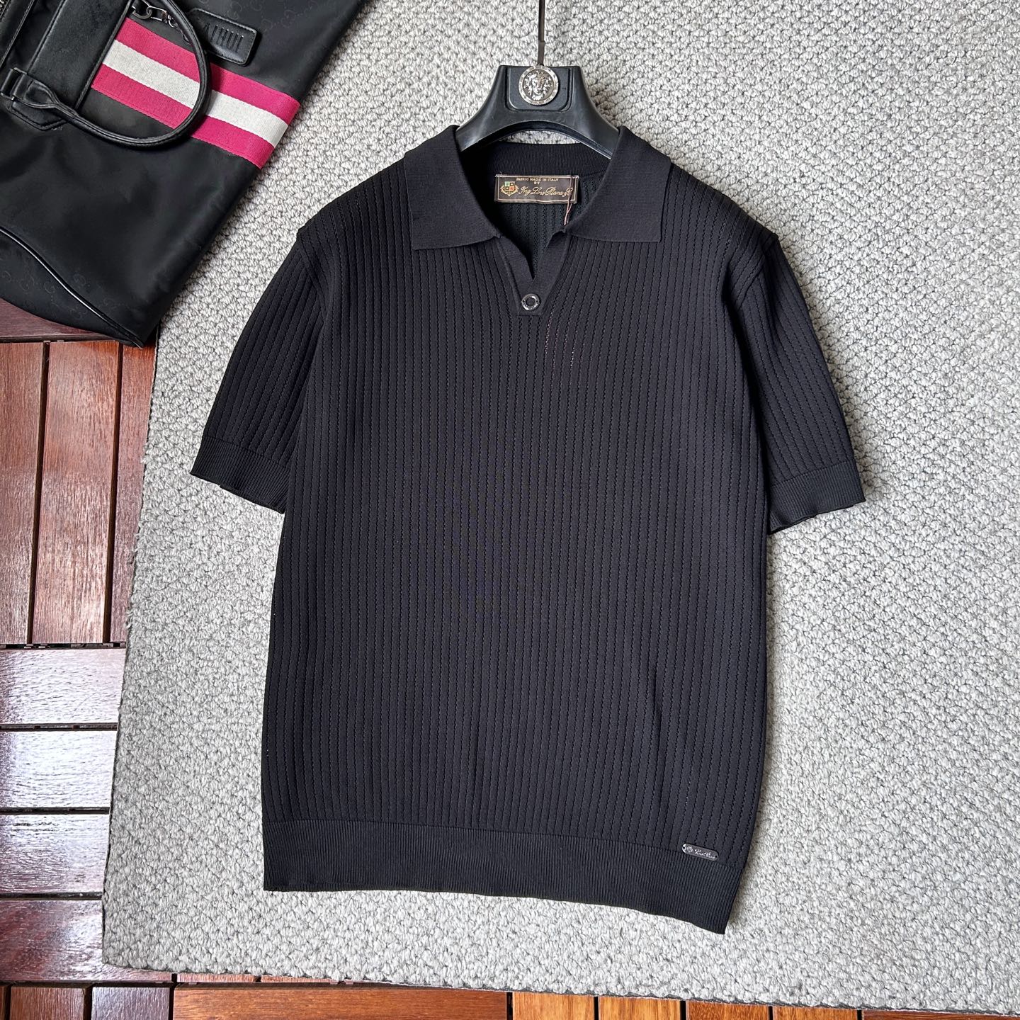 NO:933104,BC 2026 spring and summer style lapel sweater, true [old money style] selected highly breathable Tencel fabric, comfortable and not stuffy to wear in summer, crisp and stylish, small logo and heavy craftsmanship, simple but not simple, high-end Tencel sweater short-sleeved, solid color, simple, fashionable yet luxurious, quality is beyond doubt, the upper body effect is great, size M-4XL, shipped next day,, T-shirt,19860909BC 2026春夏款翻领针织衫,真正【老钱风】甄选高度透气天丝面料,夏季穿着舒服不闷热,版型挺括有型,小logo重工艺搭配简约不简单,高端级天丝羊毛衫短袖 纯色简约 时尚不失奢华 品质毋庸置疑 上身效果超赞,尺码M-4XL,隔天出货,,T-shirt,,Men's clothing