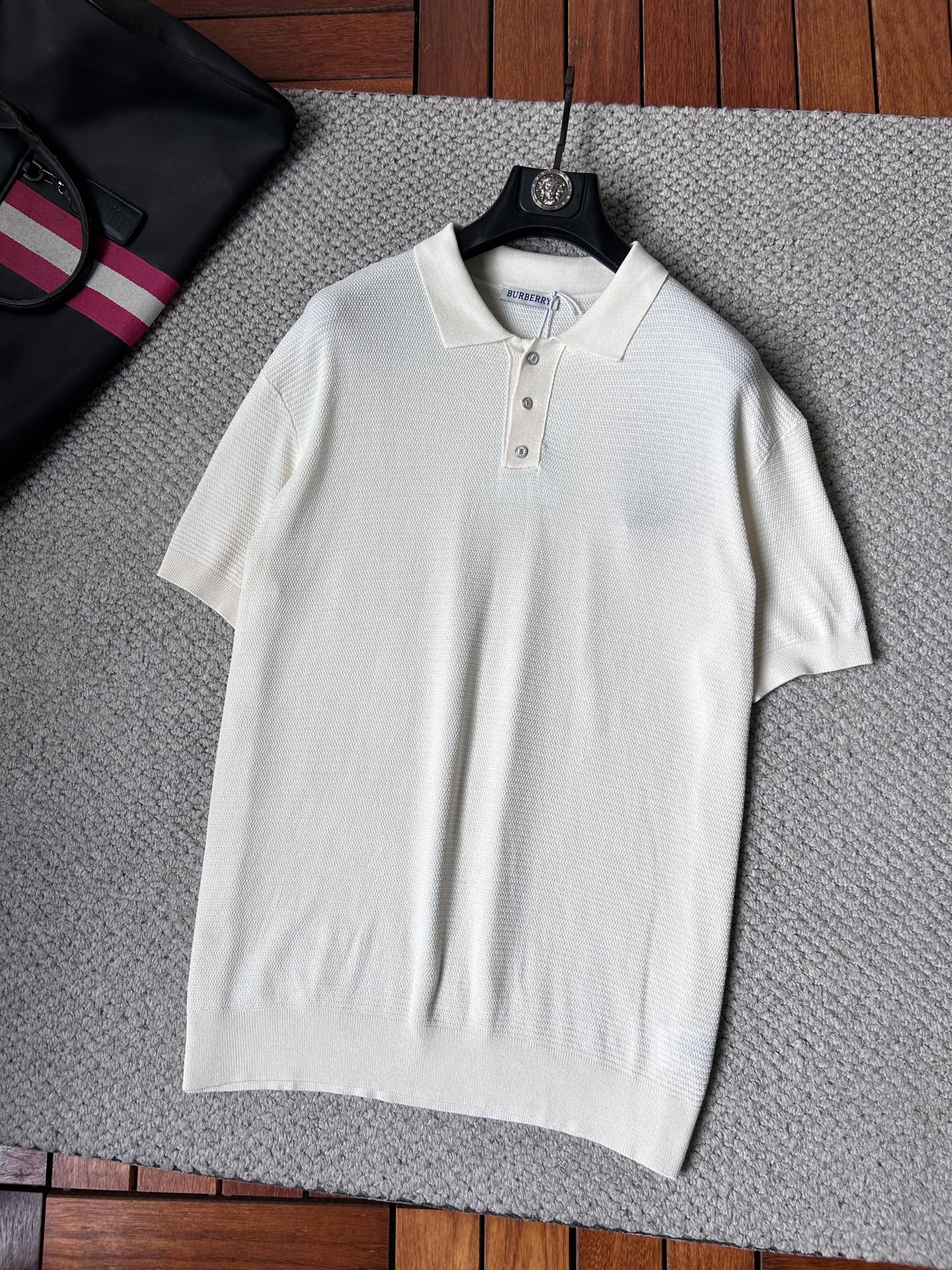 NO:905882,BABA's 2026 spring and summer style lapel sweater (too large), true [old money style] selected highly breathable Tencel fabric, comfortable and not stuffy to wear in summer, crisp and stylish, small logo and heavy craftsmanship, simple and not simple, high-end Tencel sweater short-sleeved, solid color and simple, fashionable yet luxurious, quality is undoubtedly great, size M-2XL, shipped next day,, burberry, T-shirt,19860909巴宝‘’2026春夏款翻领针织衫（偏大）,真正【老钱风】甄选高度透气天丝面料,夏季穿着舒服不闷热,版型挺括有型,小logo重工艺搭配简约不简单,高端级天丝羊毛衫短袖 纯色简约 时尚不失奢华 品质毋庸置疑 上身效果超赞,尺码M-2XL,隔天出货,,burberry,T-shirt,,Men's clothing