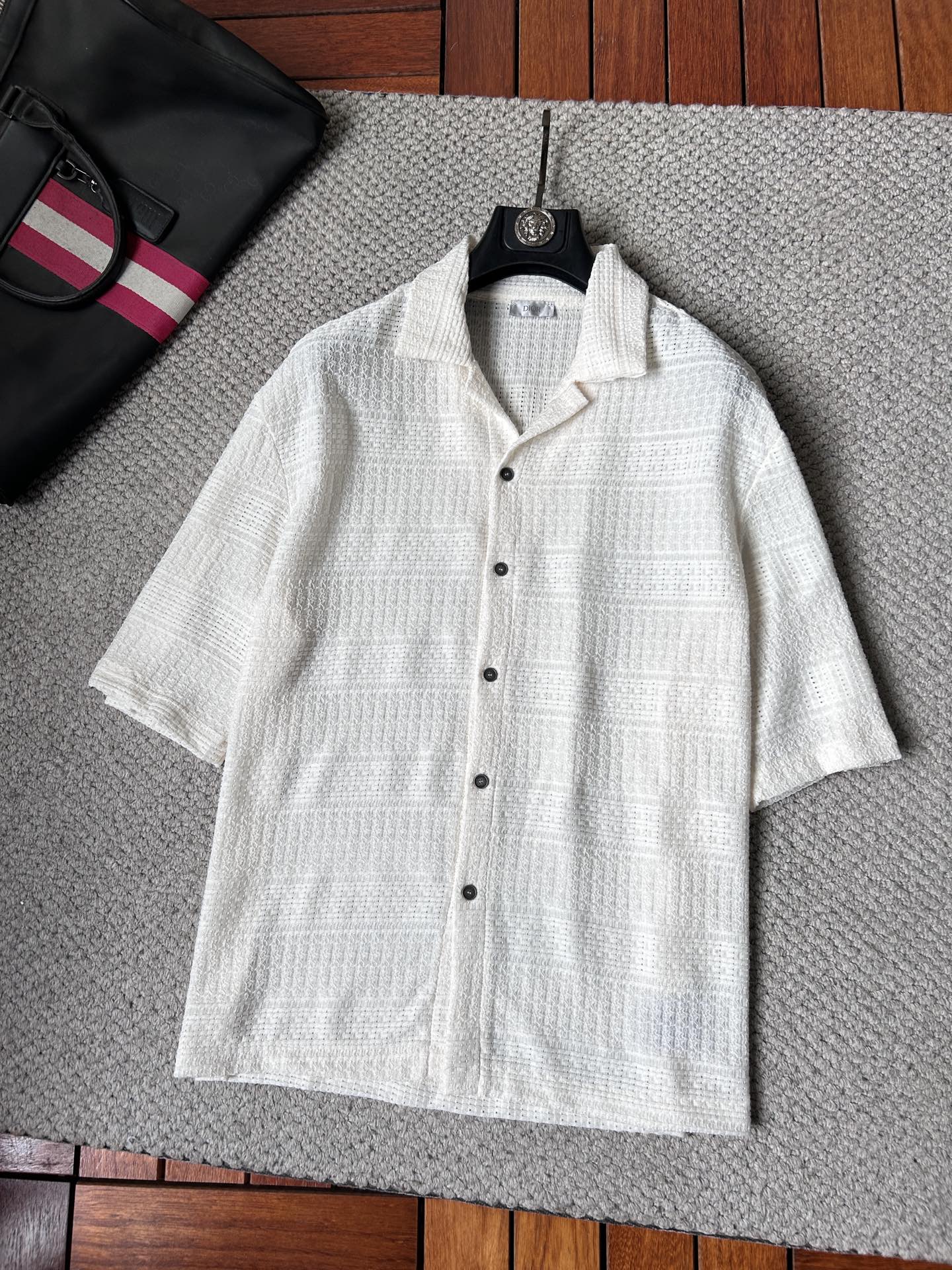 NO:905886,DR2026 spring and summer lapel sweater (too large), true [old money style] highly breathable Tencel fabric, comfortable and not stuffy to wear in summer, crisp and stylish, small logo and heavy craftsmanship, simple and not simple, high-end Tencel wool sweater short-sleeved, pure color and simple, fashionable yet luxurious, quality is undoubtedly great, size M-2XL, shipped next day, T-shirt,19860909DR2026春夏款翻领针织衫（偏大）,真正【老钱风】甄选高度透气天丝面料,夏季穿着舒服不闷热,版型挺括有型,小logo重工艺搭配简约不简单,高端级天丝羊毛衫短袖 纯色简约 时尚不失奢华 品质毋庸置疑 上身效果超赞,尺码M-2XL,隔天出货,,T-shirt,,Men's clothing