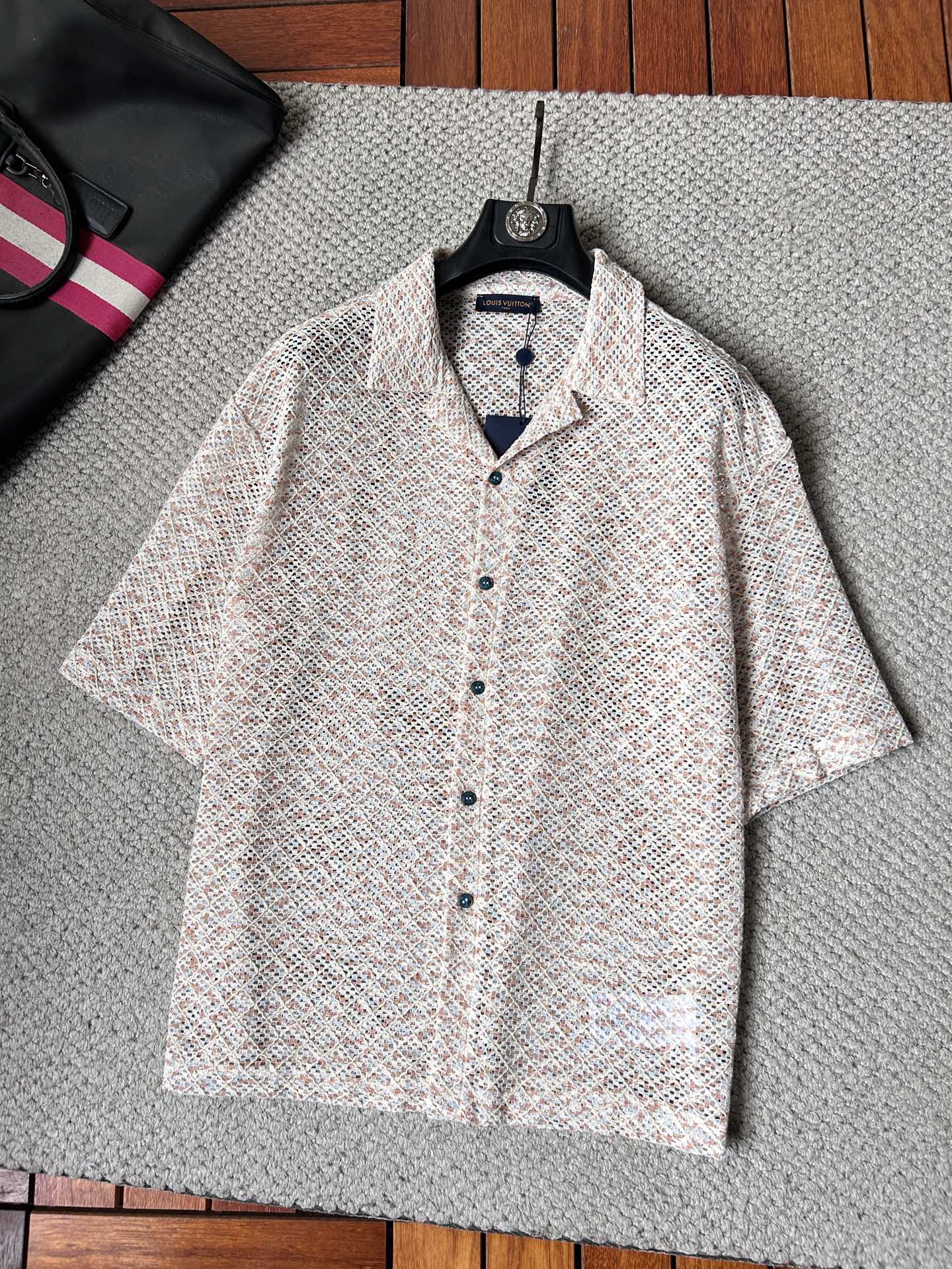 NO:905893,LV 2026 spring and summer lapel sweater (too large), true [old money style] selected highly breathable Tencel fabric, comfortable and not stuffy to wear in summer, crisp and stylish, small logo and heavy craftsmanship, simple and not simple, high-end Tencel wool sweater short-sleeved, solid color and simple, fashionable yet luxurious, quality is undoubtedly great, size M-2XL, shipped next day, louis vuitton, T-shirt,19860909LV 2026春夏款翻领针织衫（偏大）,真正【老钱风】甄选高度透气天丝面料,夏季穿着舒服不闷热,版型挺括有型,小logo重工艺搭配简约不简单,高端级天丝羊毛衫短袖 纯色简约 时尚不失奢华 品质毋庸置疑 上身效果超赞,尺码M-2XL,隔天出货,,louis vuitton,T-shirt,,Men's clothing