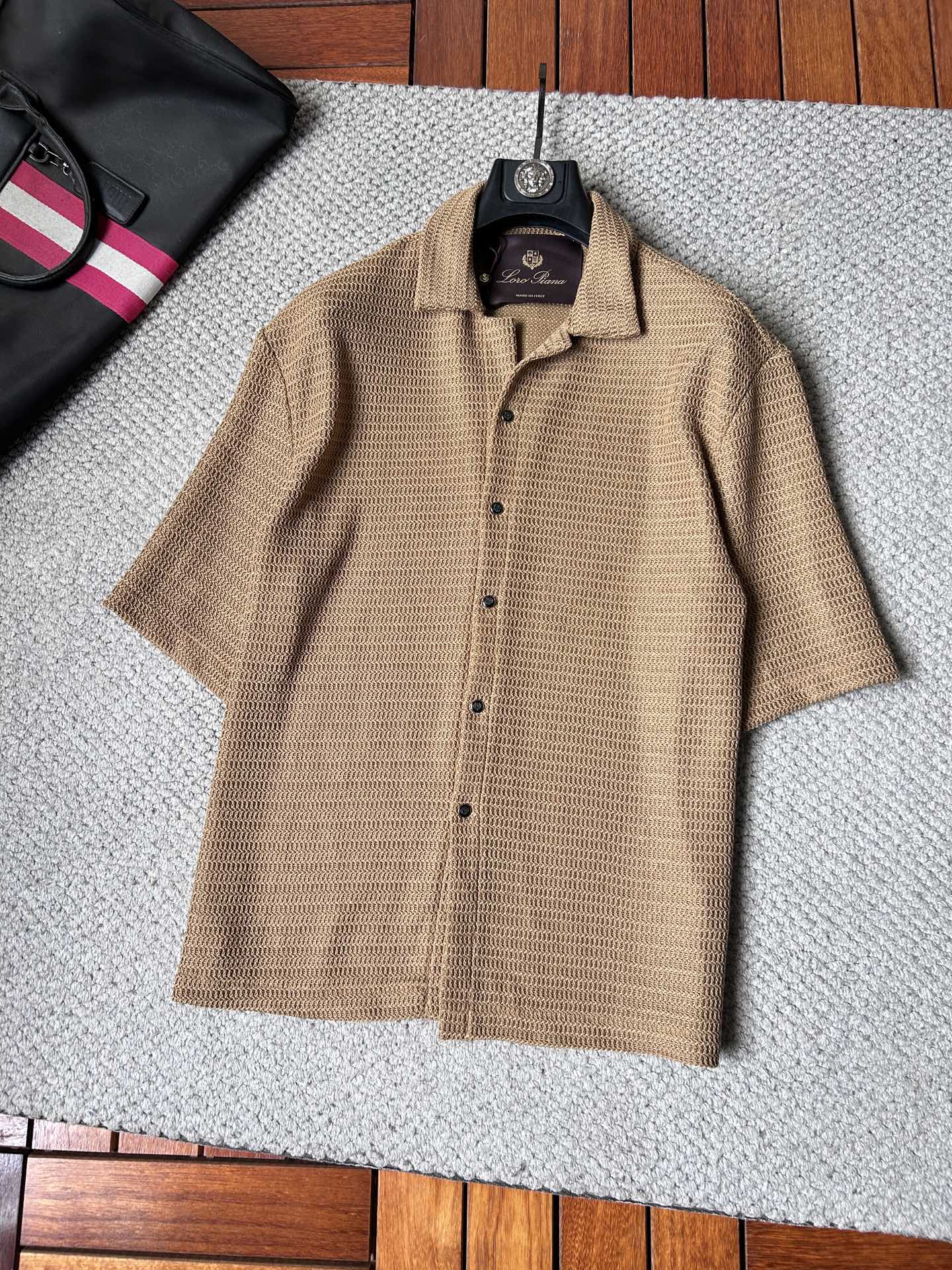 NO:905900,BC 2026 spring and summer lapel sweater (too large), true [old money style] highly breathable Tencel fabric, comfortable and not stuffy to wear in summer, crisp and stylish, small logo and heavy craftsmanship, simple and not simple, high-end Tencel wool sweater short-sleeved, solid color and simple, fashionable yet luxurious, quality is unquestionable, the upper body effect is great, size M-2XL, shipped next day, T-shirt,19860909BC 2026春夏款翻领针织衫（偏大）,真正【老钱风】甄选高度透气天丝面料,夏季穿着舒服不闷热,版型挺括有型,小logo重工艺搭配简约不简单,高端级天丝羊毛衫短袖 纯色简约 时尚不失奢华 品质毋庸置疑 上身效果超赞,尺码M-2XL,隔天出货,,T-shirt,,Men's clothing