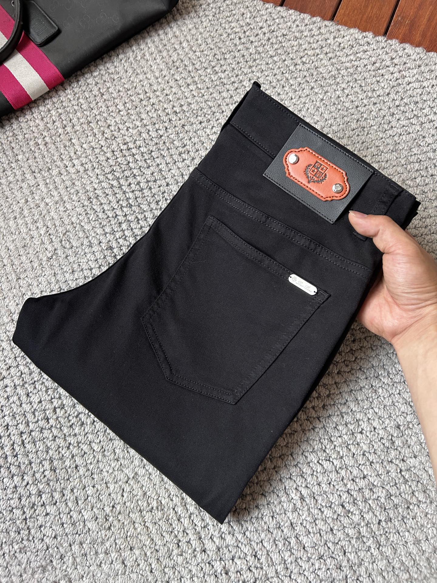 NO:907988,BC new men's jeans. The fabric is comfortable and elastic. Exclusively available. Fashionable and elegant. Designed with heavy craftsmanship. Using original color washing process. Selected imported heavy denim denim fabric. Customized hardware decoration. Exquisite stitching. All the fine workmanship makes the whole pair of trousers more stylish. Worth owning. Size 29--38,,jeans,19860909BC新品男士牛仔裤 面料舒适弹性好.独家发售 时尚优雅 重工艺设计.采用原色水洗工艺 精选进口重磅丹宁牛仔面料 定制五金装饰 精致车线 所有精细做工让整条裤子的调性更上一层楼 值得拥有. 尺码29--38,,jeans,,Men's clothing