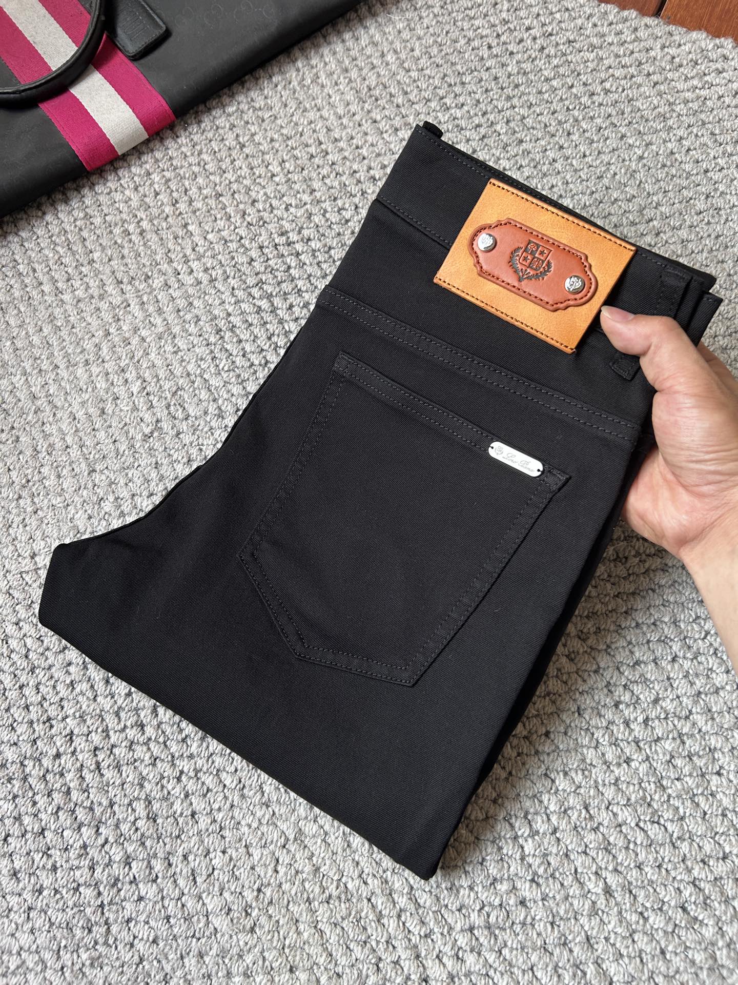 NO:934007,BC new men's jeans. The fabric is comfortable and elastic. Exclusively available. Fashionable and elegant. Heavy craftsmanship design. Using original color washing process. Selected imported heavy denim denim fabric. Customized hardware decoration. Exquisite stitching. All the fine workmanship makes the whole pair of pants more stylish. Worth owning. Sizes 29--38,,jeans,19860909BC 新品男士牛仔裤 面料舒适弹性好.独家发售 时尚优雅 重工艺设计.采用原色水洗工艺 精选进口重磅丹宁牛仔面料 定制五金装饰 精致车线 所有精细做工让整条裤子的调性更上一层楼 值得拥有. 尺码29--38,,jeans,,Men's clothing