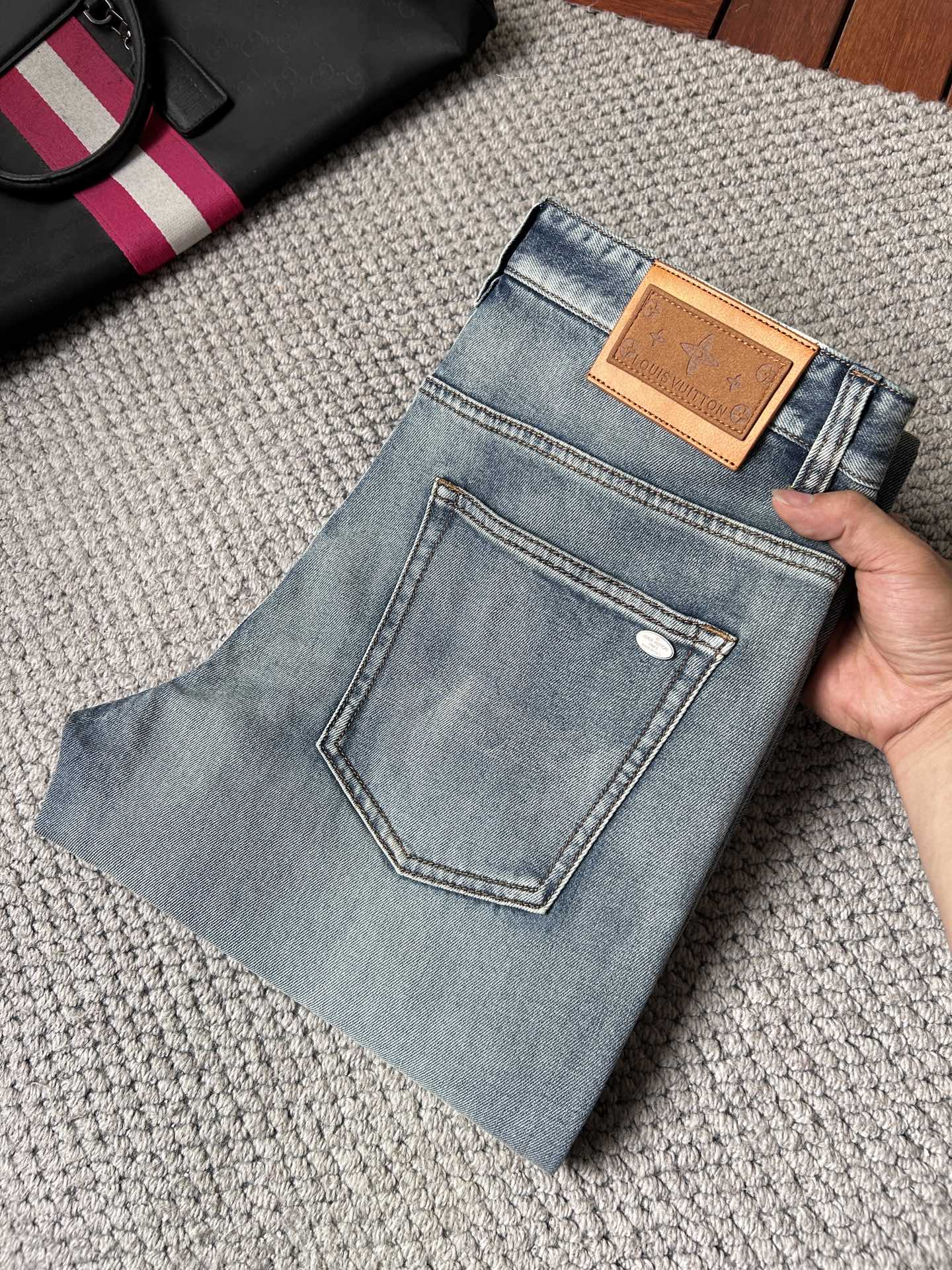 NO:934013,LV's new men's jeans. The fabric is comfortable and elastic. Exclusively available. Fashionable and elegant. Designed with heavy craftsmanship. Using original color washing process. Selected imported heavy denim denim fabric. Customized hardware decoration. Exquisite stitching. All the fine workmanship makes the whole pair of pants more stylish. Worth owning. Sizes 29--38,, louis vuitton, jeans,19860909LV 新品男士牛仔裤 面料舒适弹性好.独家发售 时尚优雅 重工艺设计.采用原色水洗工艺 精选进口重磅丹宁牛仔面料 定制五金装饰 精致车线 所有精细做工让整条裤子的调性更上一层楼 值得拥有. 尺码29--38,,louis vuitton,jeans,,Men's clothing