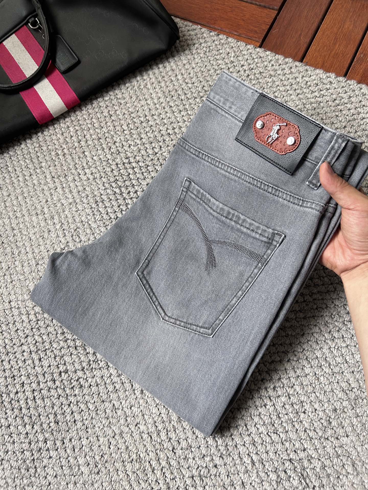 NO:907979,Paul's new men's jeans. The fabric is comfortable and elastic. Exclusively available. Fashionable and elegant. Heavy craftsmanship design. Using original color washing process. Selected imported heavy denim denim fabric. Customized hardware decoration. Exquisite stitching. All the fine workmanship makes the whole pair of trousers more stylish. Worth owning. Size 29--38,,jeans,19860909保罗 新品男士牛仔裤 面料舒适弹性好.独家发售 时尚优雅 重工艺设计.采用原色水洗工艺 精选进口重磅丹宁牛仔面料 定制五金装饰 精致车线 所有精细做工让整条裤子的调性更上一层楼 值得拥有. 尺码29--38,,jeans,,Men's clothing
