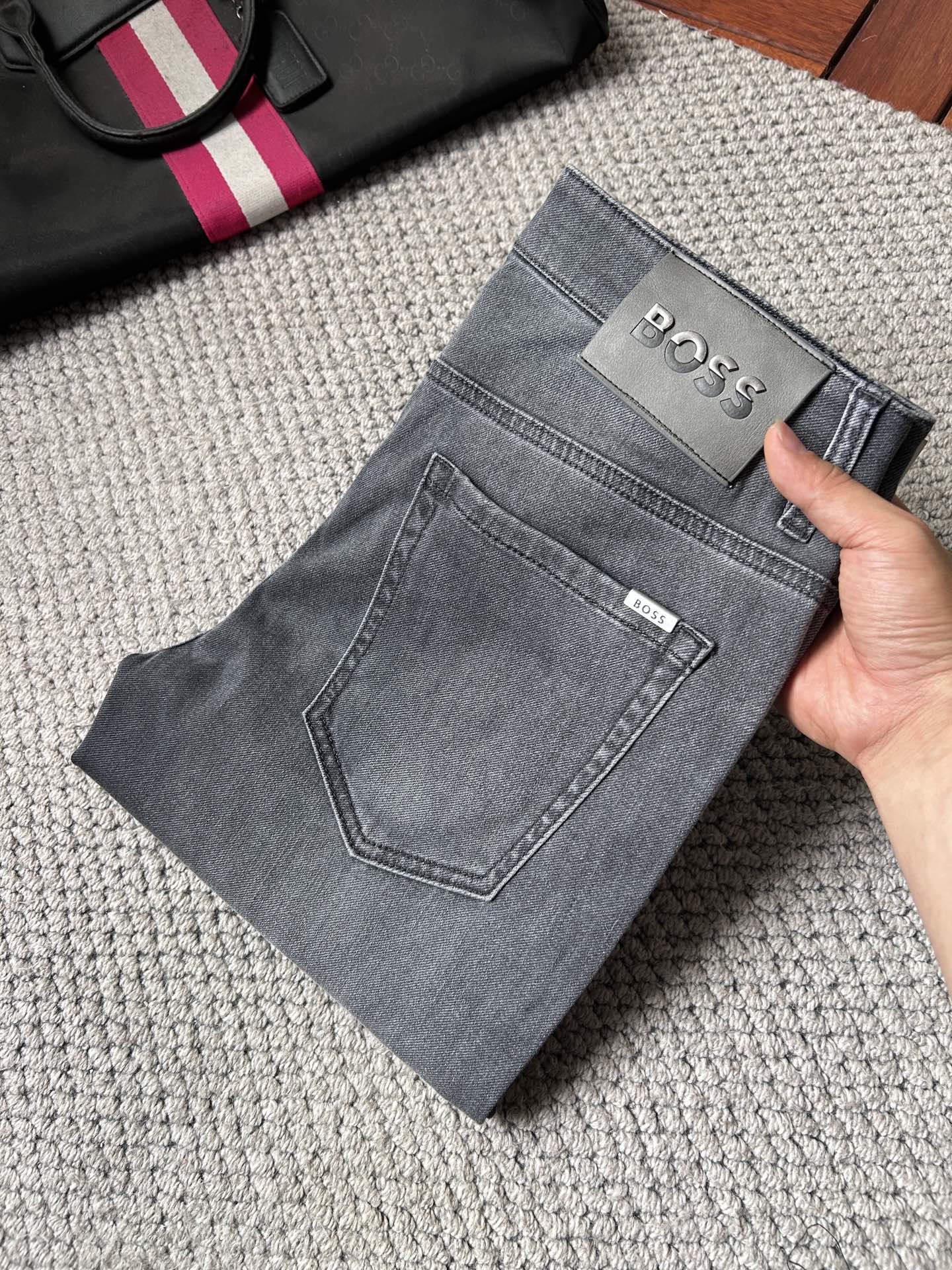 NO:907974,BOSS new men's jeans. The fabric is comfortable and elastic. Exclusively available. Fashionable and elegant. Designed with heavy craftsmanship. Using original color washing process. Selected imported heavyweight denim denim fabric. Customized hardware decoration. Exquisite stitching. All fine workmanship makes the whole pair of pants more stylish. Worth owning. Sizes 29--38,,jeans,19860909BOSS 新品男士牛仔裤 面料舒适弹性好.独家发售 时尚优雅 重工艺设计.采用原色水洗工艺 精选进口重磅丹宁牛仔面料 定制五金装饰 精致车线 所有精细做工让整条裤子的调性更上一层楼 值得拥有. 尺码29--38,,jeans,,Men's clothing