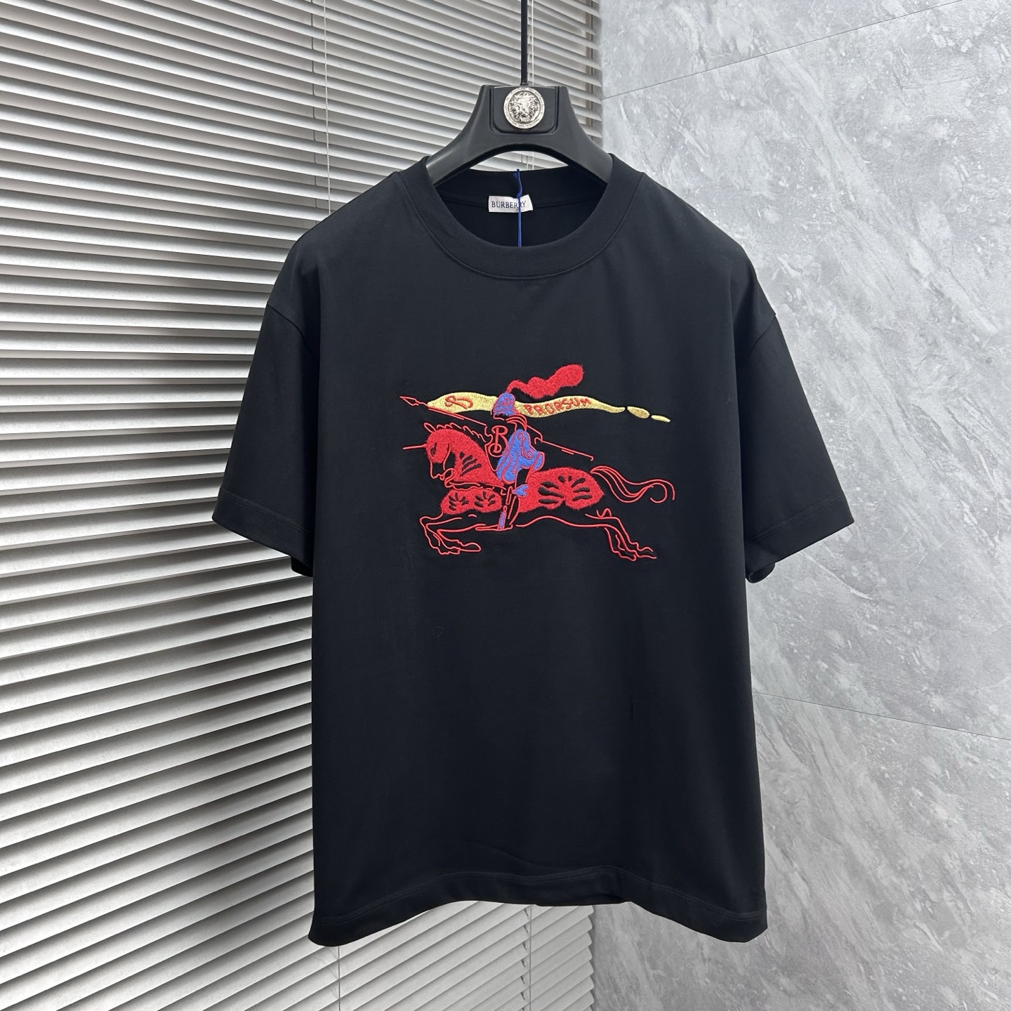 NO:915979,Burberry's 2026ss new model is super attractive and stylish. It is the first in the industry to create a high-end urban casual sports style. The upper body can carry all styles and combinations. Same style for men and women. Size S-2XL,,burberry,19860909巴宝‘’2026ss新款 超级耐看有型 业内首发,打造高端都市休闲运动风格,上身可以承载一切的风格搭配,男女同款 码数S-2XL,,burberry,,Men's clothing
