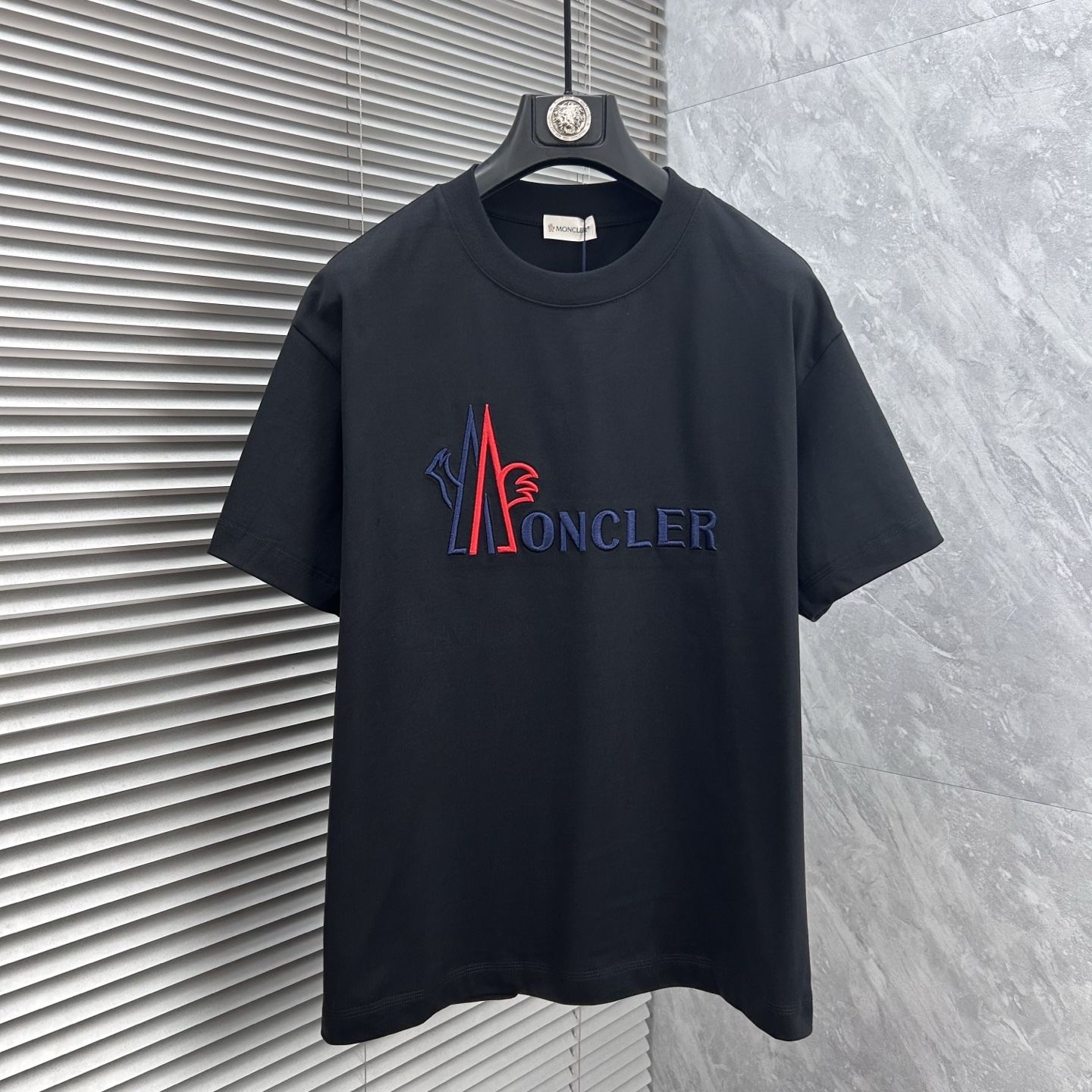 NO:915985,Meng's 2026ss new model is super attractive and stylish. It is the first in the industry to create a high-end urban casual sports style. The upper body can carry all styles and combinations. It is the same size for men and women. Size S-2XL,19860909蒙‘’2026ss新款 超级耐看有型 业内首发,打造高端都市休闲运动风格,上身可以承载一切的风格搭配,男女同款 码数S-2XL,,,Men's clothing
