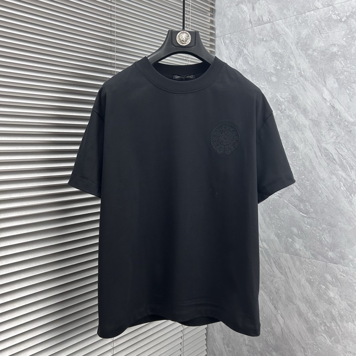 NO:915988,Chrome's 2026ss new model is super attractive and stylish. It is the first in the industry to create a high-end urban casual sports style. The upper body can carry all styles and combinations. Same style for men and women. Size S-2XL, chrome hearts,19860909克罗‘’2026ss新款 超级耐看有型 业内首发,打造高端都市休闲运动风格,上身可以承载一切的风格搭配,男女同款 码数S-2XL,,chrome hearts,,Men's clothing
