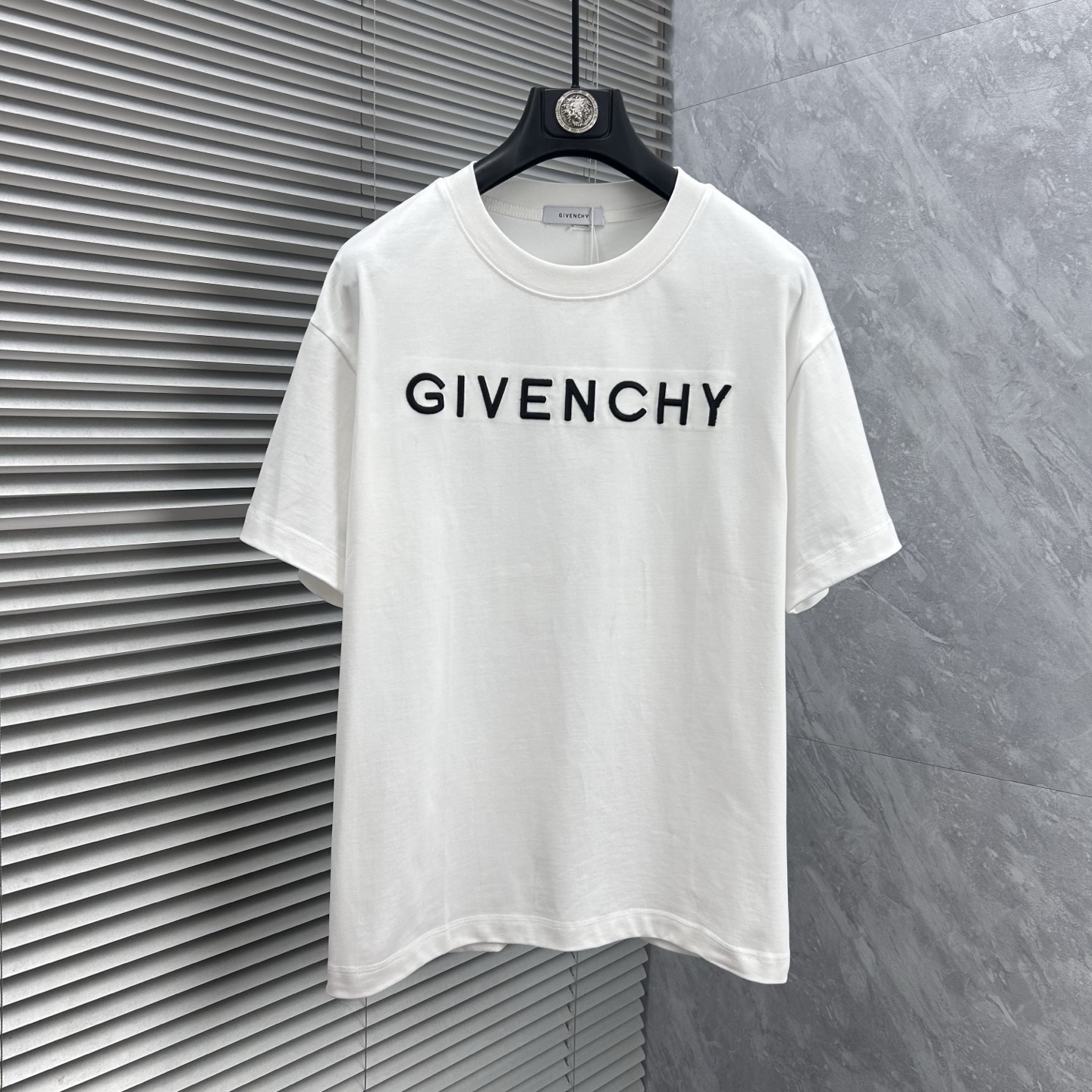 NO:915991,Givenchy's 2026ss new model is super attractive and stylish. It is the first in the industry to create a high-end urban casual sports style. The upper body can carry all styles and combinations. It is the same style for men and women. Size S-2XL,,givenchy,19860909纪梵‘’2026ss新款 超级耐看有型 业内首发,打造高端都市休闲运动风格,上身可以承载一切的风格搭配,男女同款 码数S-2XL,,givenchy,,Men's clothing
