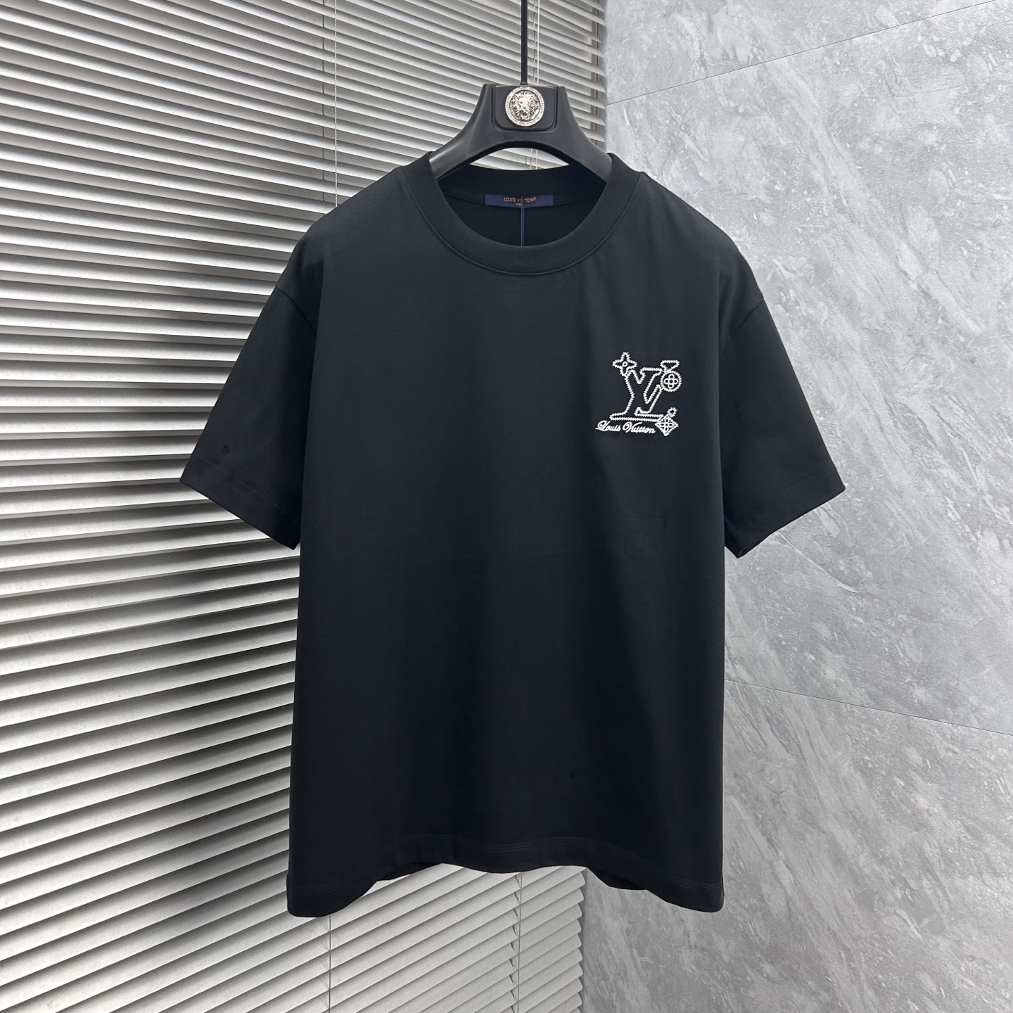 NO:915994,lv 2026ss new style, super attractive and stylish, the first in the industry, creating a high-end urban casual sports style, the upper body can carry all styles and combinations, same style for men and women, size S-2XL,, Louis Vuitton,19860909lv 2026ss新款 超级耐看有型 业内首发,打造高端都市休闲运动风格,上身可以承载一切的风格搭配,男女同款 码数S-2XL,,louis vuitton,,Men's clothing
