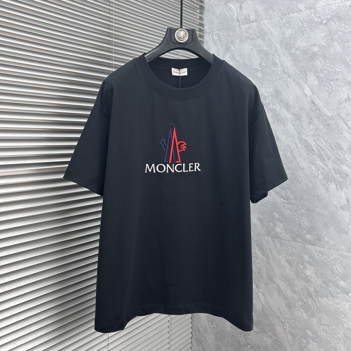NO:916009,Meng's 2026ss new model is super attractive and stylish. It is the first in the industry to create a high-end urban casual sports style. The upper body can carry all styles and combinations. It is the same size for men and women. Size S-2XL,19860909蒙‘’2026ss新款 超级耐看有型 业内首发,打造高端都市休闲运动风格,上身可以承载一切的风格搭配,男女同款 码数S-2XL,,,Men's clothing