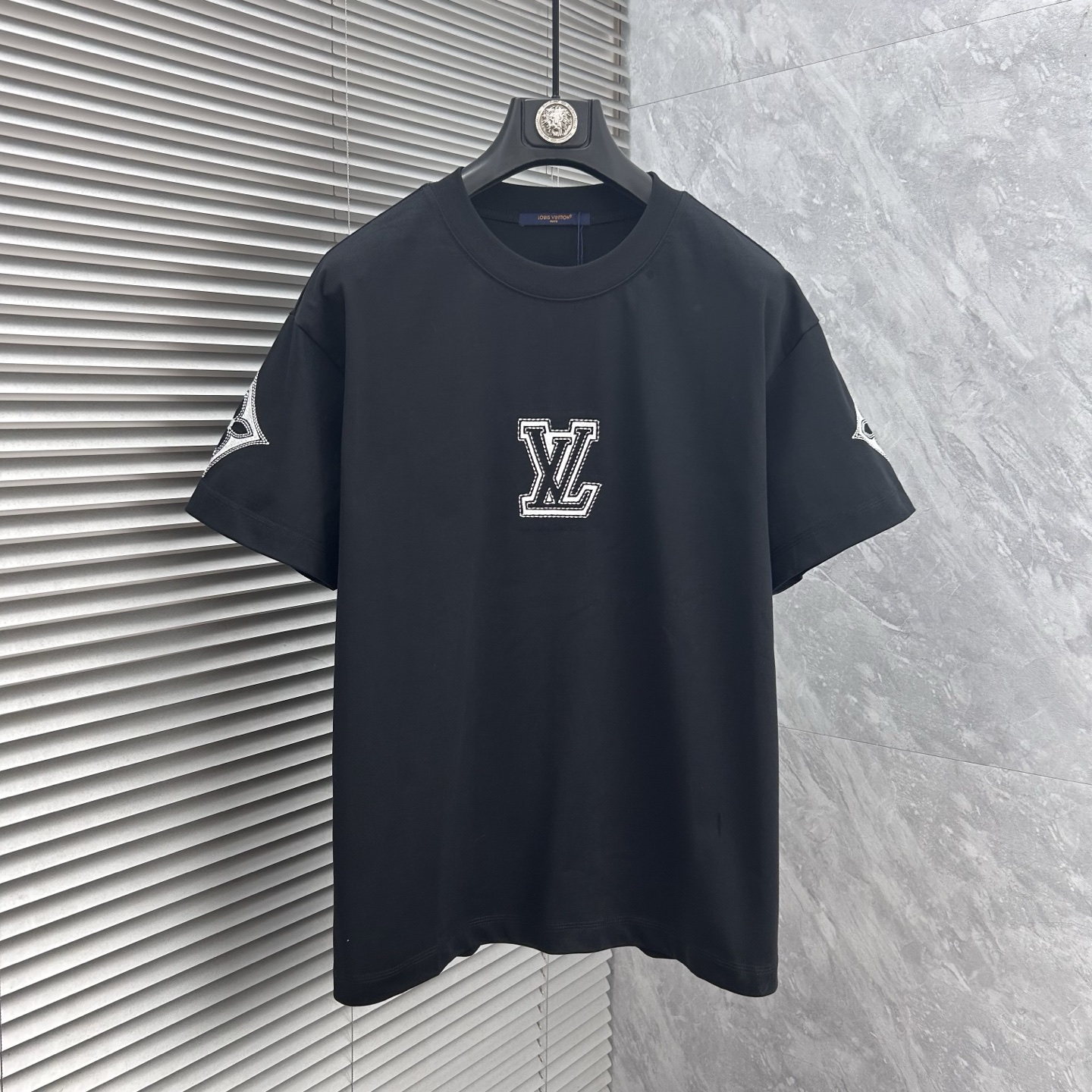 NO:916006,LV 2026ss new style, super attractive and stylish, first in the industry, creating a high-end urban casual sports style, the upper body can carry all styles and combinations, same style for men and women, size S-2XL,, Louis Vuitton,19860909LV 2026ss新款 超级耐看有型 业内首发,打造高端都市休闲运动风格,上身可以承载一切的风格搭配,男女同款 码数S-2XL,,louis vuitton,,Men's clothing