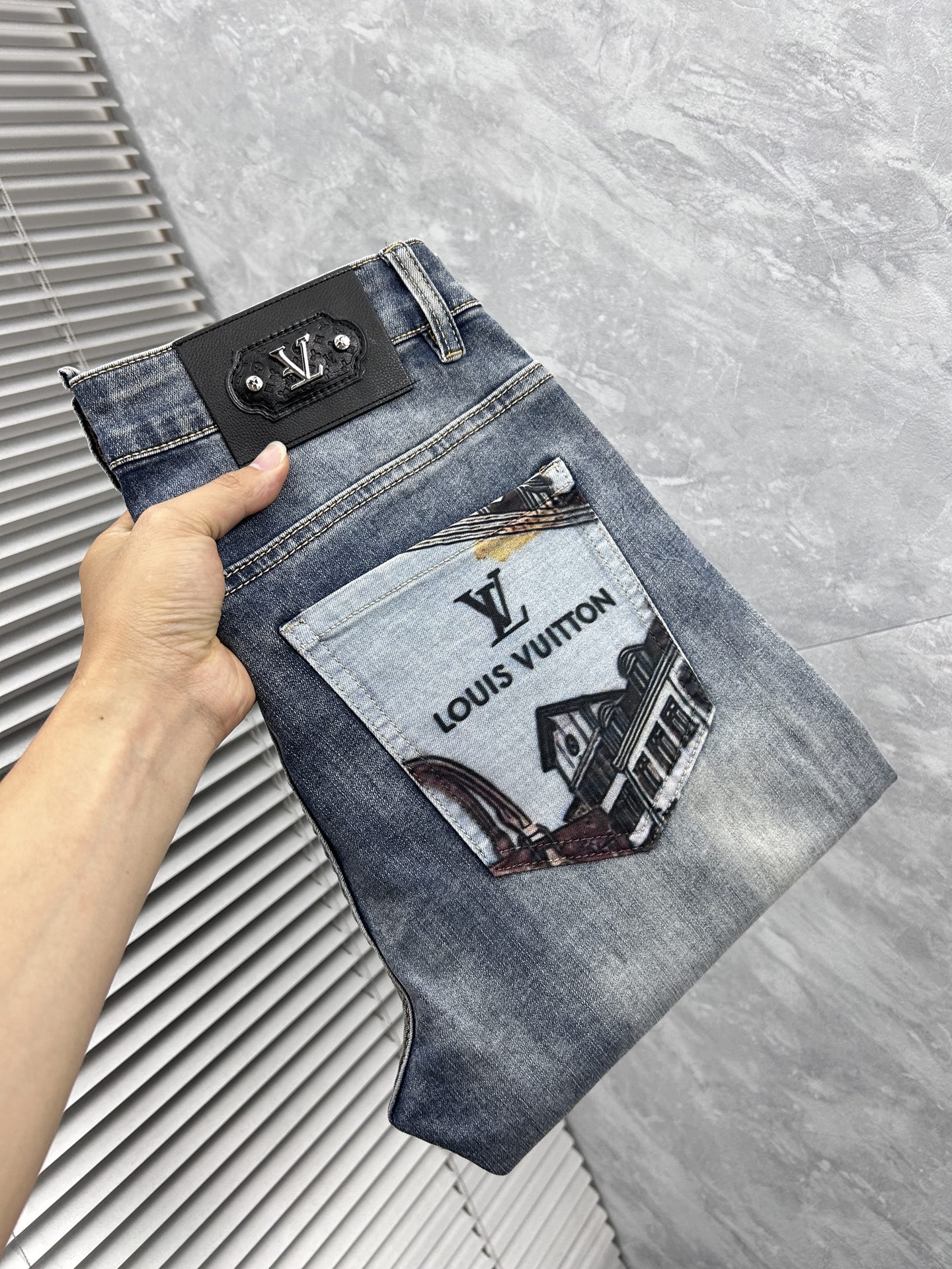 NO:865278,LV’s 2026 Spring and Summer Design Recommendations Hot-selling jeans with soft skin-friendly fabrics Luxurious first-layer cowhide waist tags Customized fabrics Craftsmanship + washing Foreign trade quality details are handled in place Popular single colors are versatile and have a strong flavor Sizes. 29-38,, louis vuitton, jeans, cowhide,19860909LV ‘’2026春夏设计推荐 热卖牛仔裤柔软亲肤面料 奢华头层牛皮腰牌 订制面料 工艺+洗水外贸品质感细节处理满满到位 爆单款色系百搭大牛味 尺码.29-38,,louis vuitton,jeans,cowhide,,Men's clothing