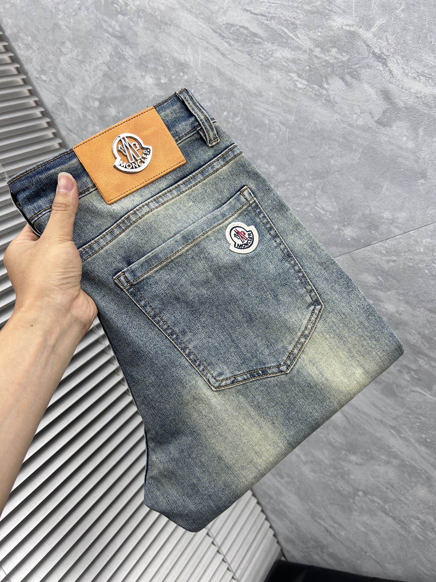 NO:865289,Mengkou’s 2026 Spring and Summer Design Recommendations Best-selling jeans with soft skin-friendly fabrics Luxurious first-layer cowhide waistband Customized fabrics Craftsmanship + washing Foreign trade quality details are fully processed in place Popular single color and versatile big cow flavor Size.29-38,,Moncler,jeans,cowhide,19860909蒙口 ‘’2026春夏设计推荐 热卖牛仔裤柔软亲肤面料 奢华头层牛皮腰牌 订制面料 工艺+洗水外贸品质感细节处理满满到位 爆单款色系百搭大牛味 尺码.29-38,,Moncler,jeans,cowhide,,Men's clothing