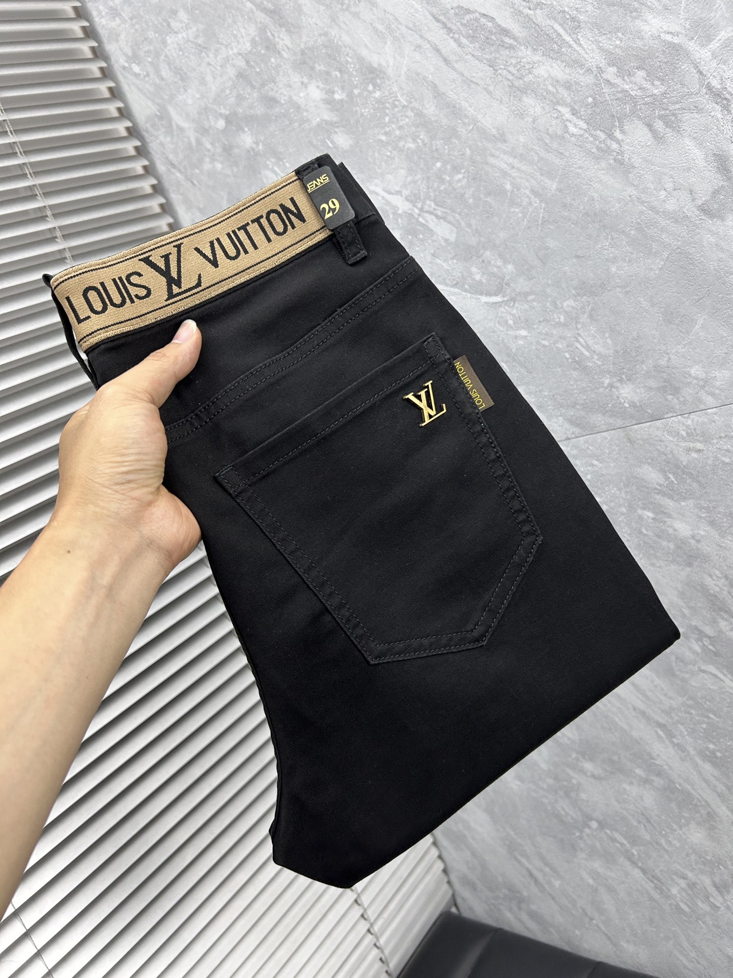 NO:865299,LV’s 2026 Spring and Summer Design Recommendations Hot-selling jeans with soft skin-friendly fabrics Luxurious first-layer cowhide waist tags Customized fabrics Craftsmanship + washing Foreign trade quality details are handled in place Popular single colors are versatile and have a strong flavor Sizes. 29-38,, louis vuitton, jeans, cowhide,19860909LV ‘’2026春夏设计推荐 热卖牛仔裤柔软亲肤面料 奢华头层牛皮腰牌 订制面料 工艺+洗水外贸品质感细节处理满满到位 爆单款色系百搭大牛味 尺码.29-38,,louis vuitton,jeans,cowhide,,Men's clothing