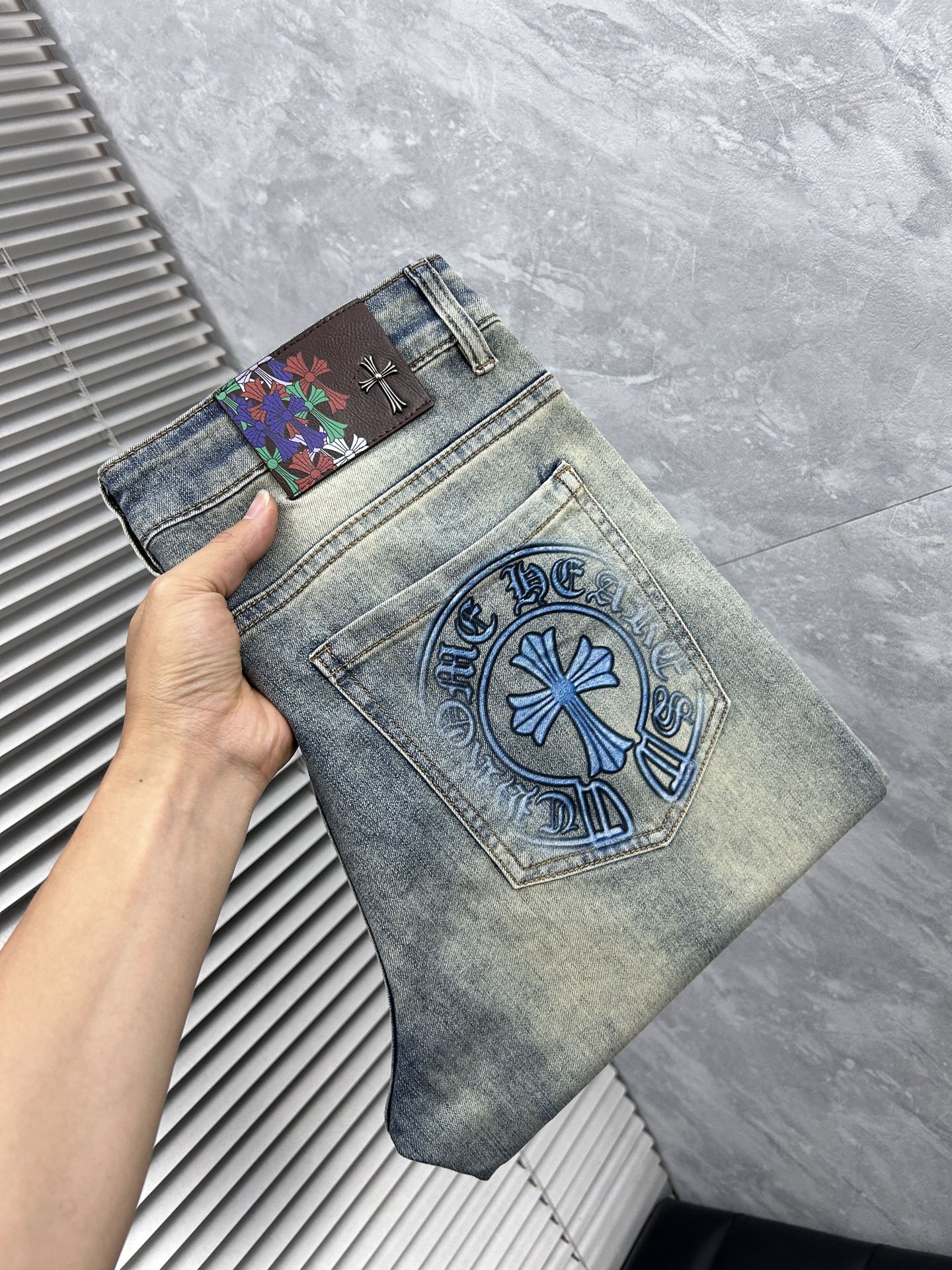 NO:865335,Chrome Hearts’ 2026 Spring and Summer Design Recommendations Best-selling jeans with soft skin-friendly fabrics Luxurious first-layer cowhide waistbands Customized fabrics Craftsmanship + washing Foreign trade quality details are handled in place Popular single color and versatile Big cow flavor Size.29-38,,chrome hearts,jeans,cowhide,19860909克罗心 ‘’2026春夏设计推荐 热卖牛仔裤柔软亲肤面料 奢华头层牛皮腰牌 订制面料 工艺+洗水外贸品质感细节处理满满到位 爆单款色系百搭大牛味 尺码.29-38,,chrome hearts,jeans,cowhide,,Men's clothing