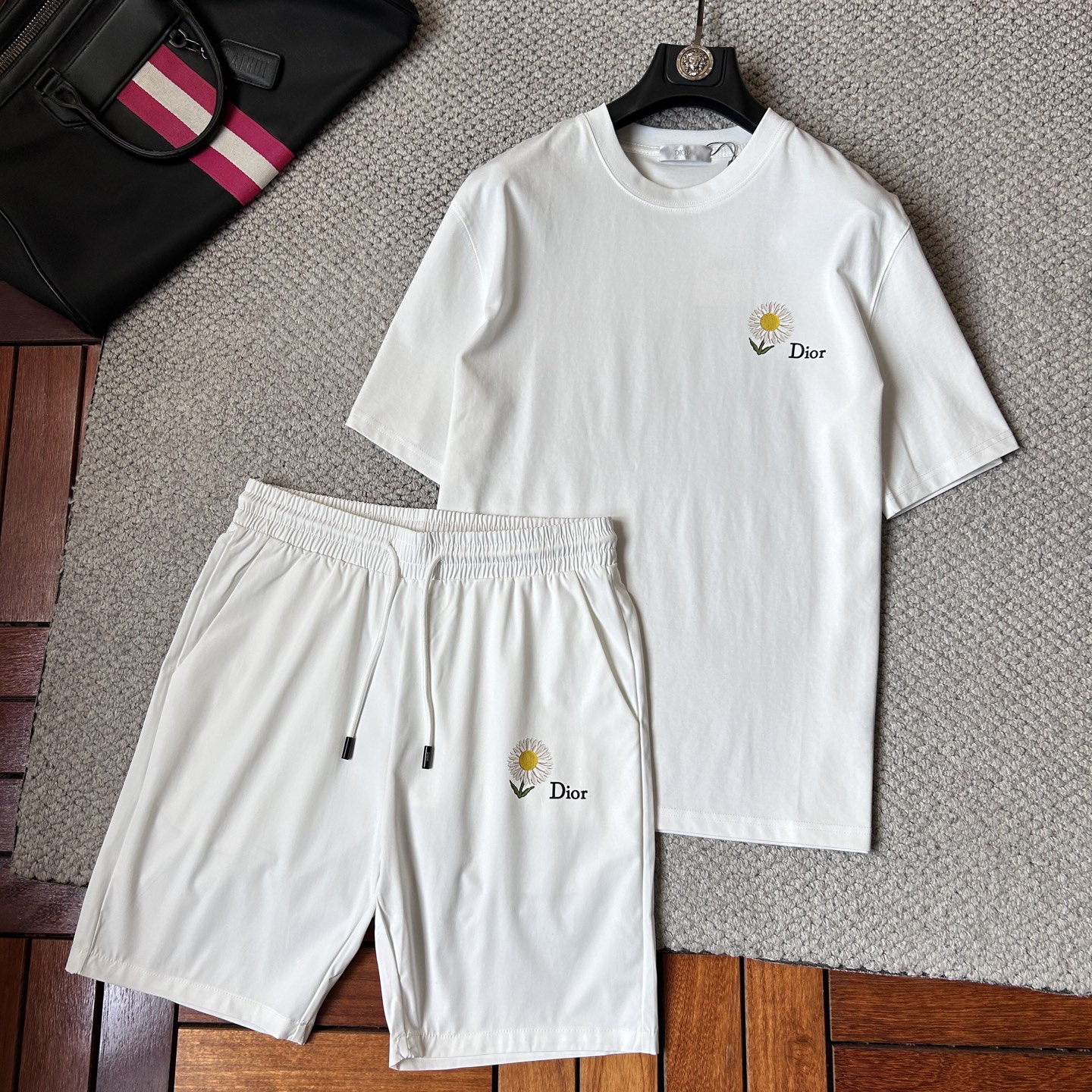 NO:918304,dr’s latest 2026ss spring and summer short-sleeved shorts suit is now available!  !  2026 new suit, high version special fabric, high weight pure cotton fabric, comfortable yet wide upper body, stitch embroidery technology, digital printing, flocking technology, same style for men and women, slightly wide version, fine workmanship, comfortable fabric upper body, super handsome upper body, same style for men and women, M-3XL, shorts, T-shirt,19860909dr‘’2026ss春夏最新款短袖短裤套装出货啦！！ 2026新款套装 高版本专用面料 高克重纯棉面料 上身舒适不失挺阔 针脚刺绣工艺、数字印花、植绒工艺,男女同款 微阔版型 做工走线精细 面料上身舒适 超帅上身 男女同款M-3XL,,shorts,T-shirt,,Men's clothing