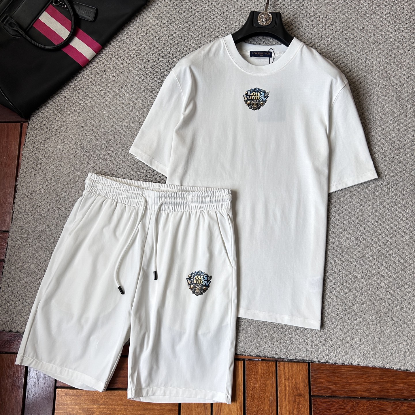 NO:918302,LV’s latest 2026ss spring and summer short-sleeved shorts suit is now available!  !  2026 new suit, high version special fabric, high weight pure cotton fabric, comfortable yet wide upper body, stitch embroidery technology, digital printing, flocking technology, same style for men and women, slightly wide version, fine workmanship, comfortable fabric upper body, super handsome upper body, same style for men and women, M-3XL, Louis Vuitton, shorts, T-shirt,19860909LV‘’2026ss春夏最新款短袖短裤套装出货啦！！ 2026新款套装 高版本专用面料 高克重纯棉面料 上身舒适不失挺阔 针脚刺绣工艺、数字印花、植绒工艺,男女同款 微阔版型 做工走线精细 面料上身舒适 超帅上身 男女同款M-3XL,,louis vuitton,shorts,T-shirt,,Men's clothing