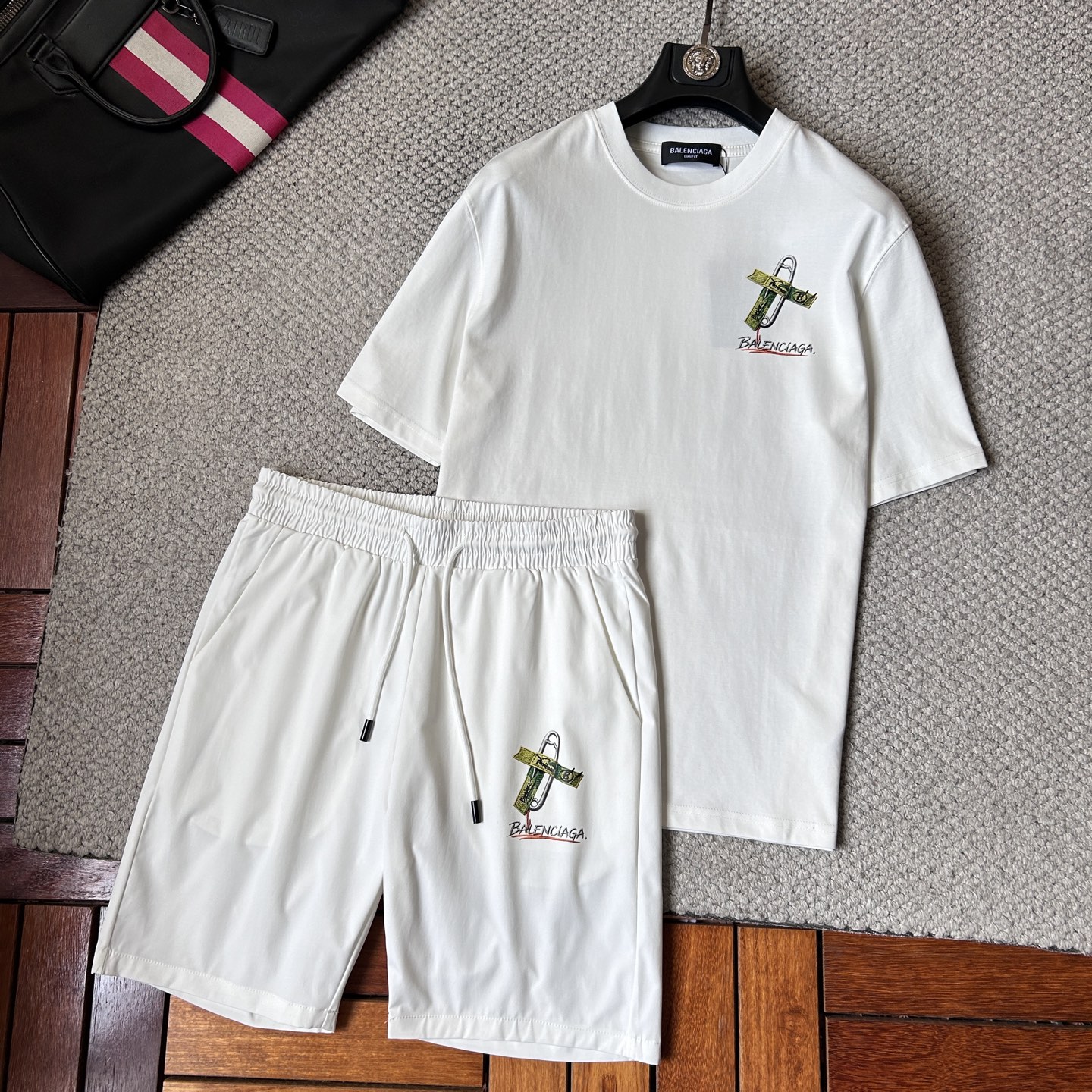 NO:918300,Paris’ latest 2026ss spring and summer short-sleeved shorts suit is now available!  !  2026 new suit, high version special fabric, high weight pure cotton fabric, comfortable yet wide upper body, stitch embroidery technology, digital printing, flocking technology, same style for men and women, slightly wide version, fine workmanship, comfortable fabric upper body, super handsome upper body, same style for men and women, M-3XL, shorts, T-shirt,19860909巴黎‘’2026ss春夏最新款短袖短裤套装出货啦！！ 2026新款套装 高版本专用面料 高克重纯棉面料 上身舒适不失挺阔 针脚刺绣工艺、数字印花、植绒工艺,男女同款 微阔版型 做工走线精细 面料上身舒适 超帅上身 男女同款M-3XL,,shorts,T-shirt,,Men's clothing