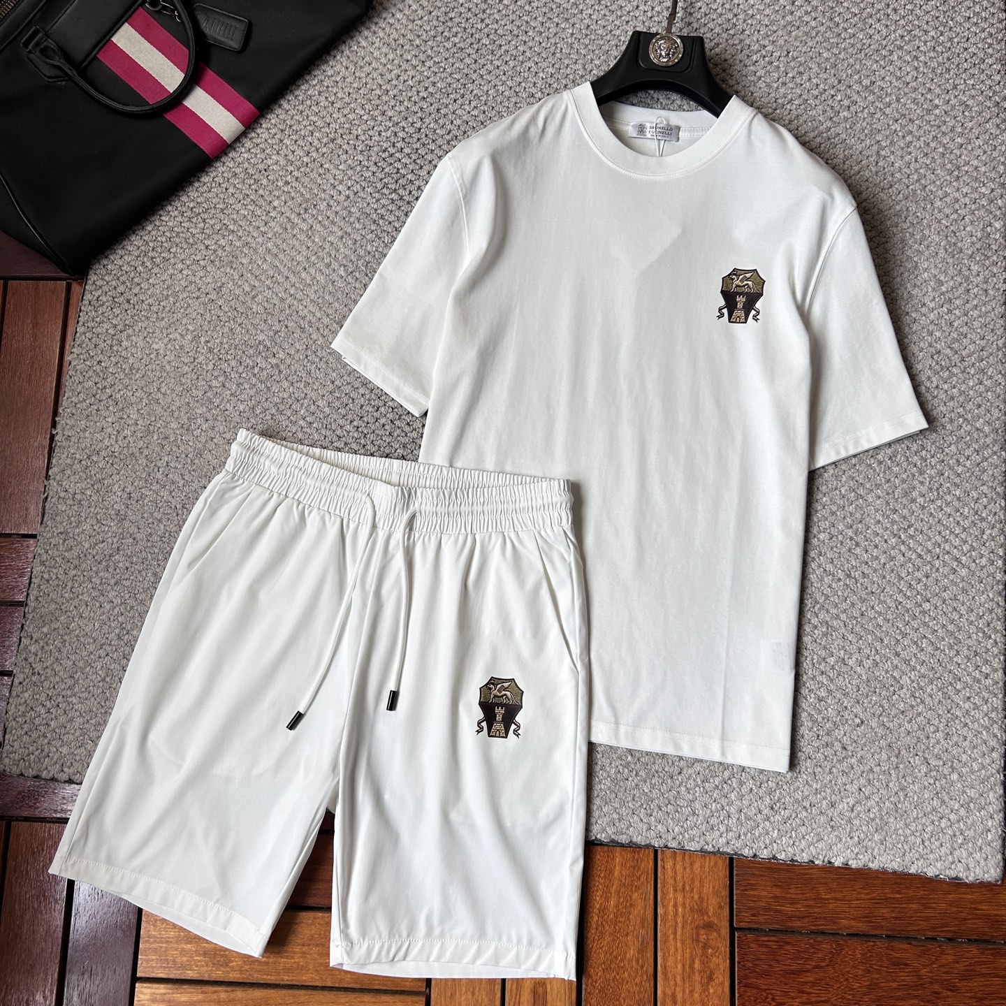 NO:918298,bc’s latest 2026ss spring and summer short-sleeved shorts suit is now available!  !  2026 new suit, high version special fabric, high weight pure cotton fabric, comfortable yet wide upper body, stitch embroidery technology, digital printing, flocking technology, same style for men and women, slightly wide version, fine workmanship, comfortable fabric upper body, super handsome upper body, same style for men and women, M-3XL, shorts, T-shirt,19860909bc‘’2026ss春夏最新款短袖短裤套装出货啦！！ 2026新款套装 高版本专用面料 高克重纯棉面料 上身舒适不失挺阔 针脚刺绣工艺、数字印花、植绒工艺,男女同款 微阔版型 做工走线精细 面料上身舒适 超帅上身 男女同款M-3XL,,shorts,T-shirt,,Men's clothing