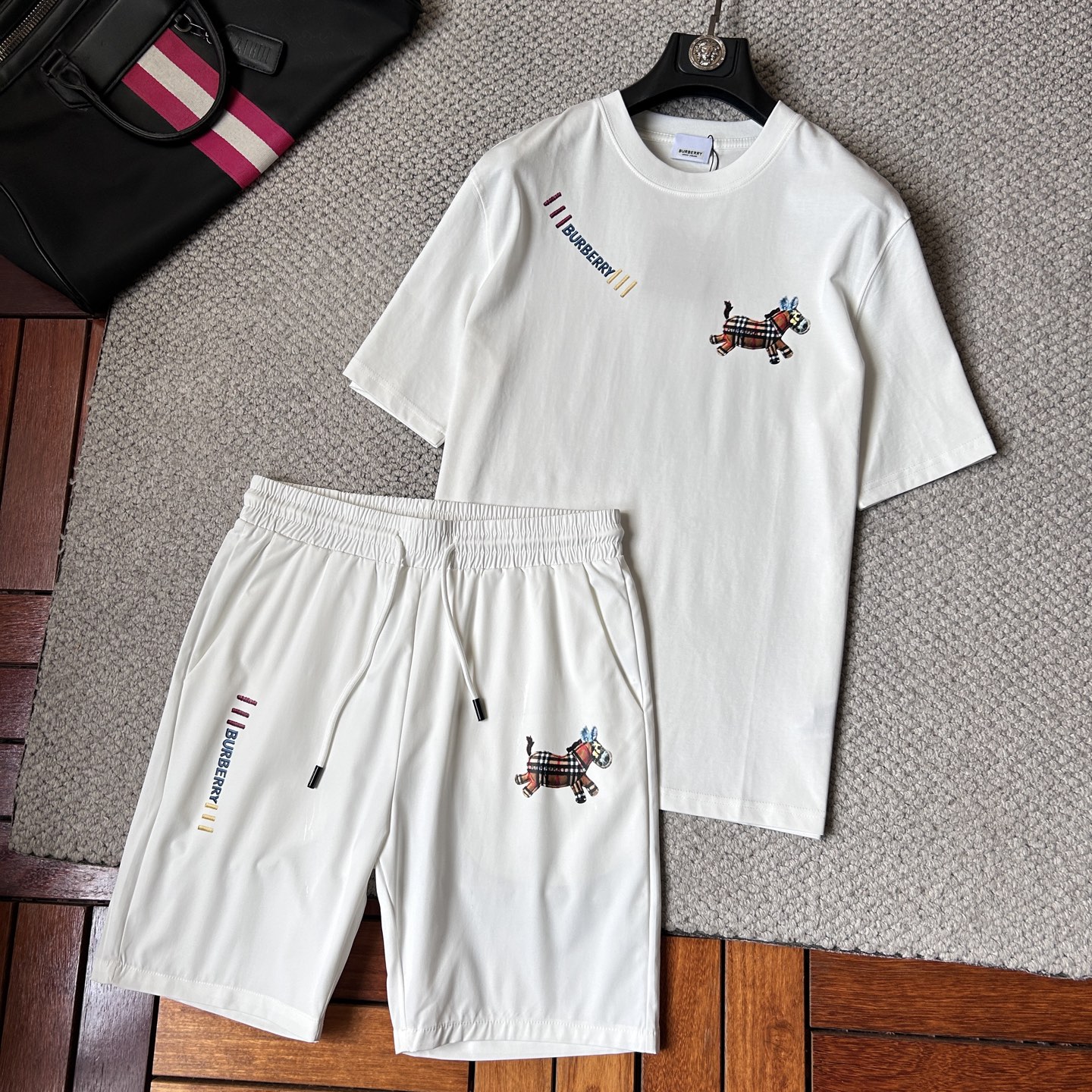 NO:918296,Babao’s latest 2026ss spring and summer short-sleeved shorts suit is now available!  !  2026 new suit, high version special fabric, high weight pure cotton fabric, comfortable yet wide upper body, stitch embroidery technology, digital printing, flocking technology, same style for men and women, slightly wide version, fine workmanship, comfortable fabric upper body, super handsome upper body, same style for men and women, M-3XL,, burberry, shorts, T-shirt,19860909巴宝‘’2026ss春夏最新款短袖短裤套装出货啦！！ 2026新款套装 高版本专用面料 高克重纯棉面料 上身舒适不失挺阔 针脚刺绣工艺、数字印花、植绒工艺,男女同款 微阔版型 做工走线精细 面料上身舒适 超帅上身 男女同款M-3XL,,burberry,shorts,T-shirt,,Men's clothing